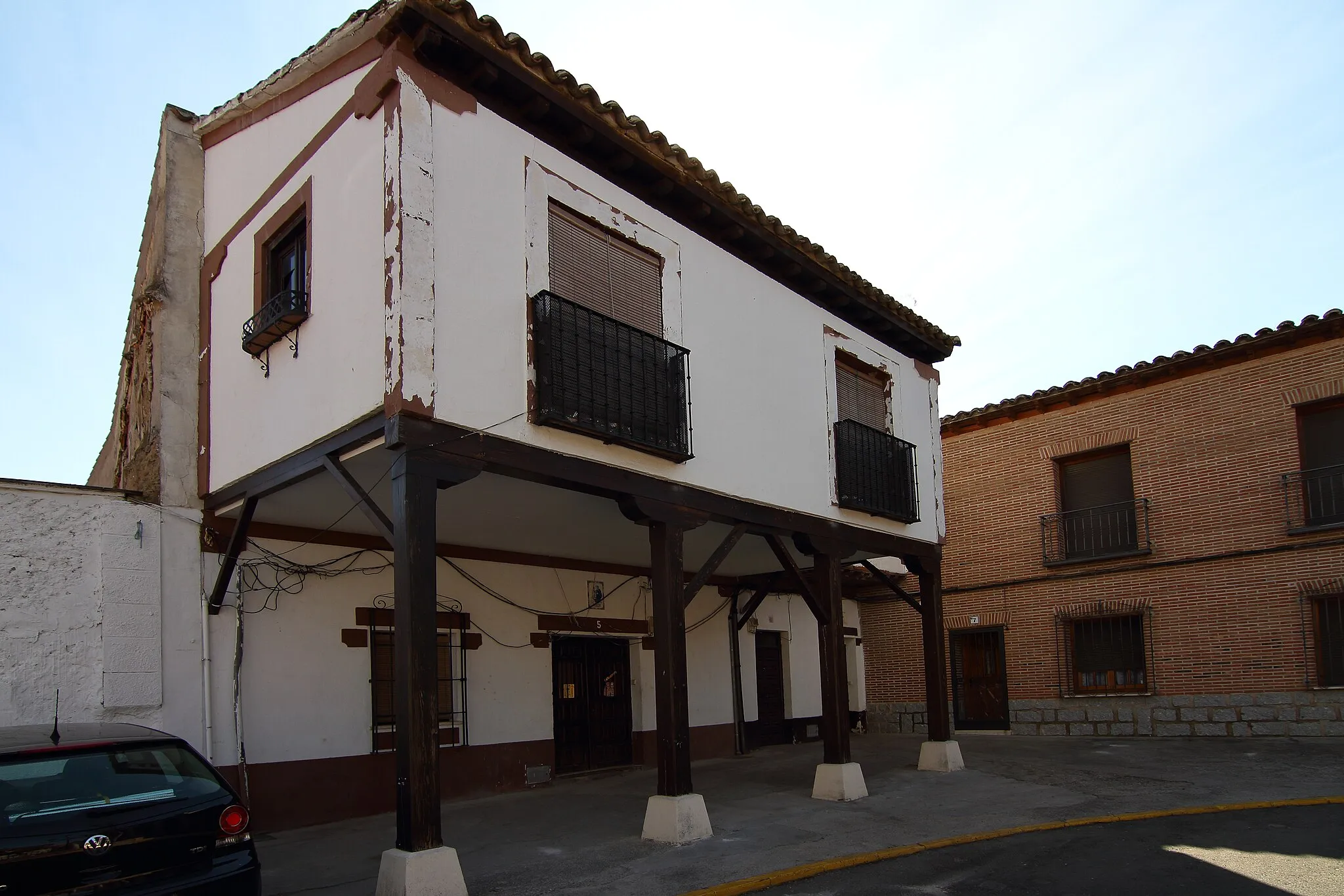 Photo showing: casa porticada en la plaza Nacional