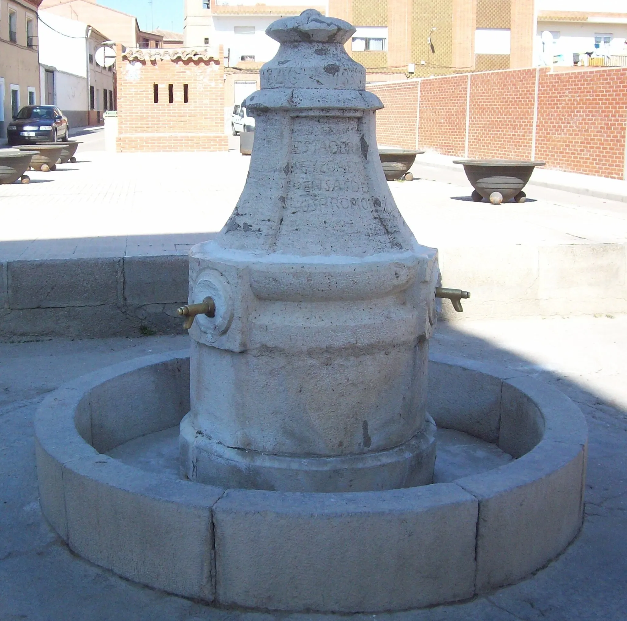 Photo showing: Fuente de agua de Cobeja, data de 1702, y puede leerse en ella:

REINANDO CARLOS IIII ANO DE 1702; SIENDO ALCALDE CELESTINO FERNANDES; ESTA OBRA SEYZO A EXPENSAS DE LOS PROPIOS