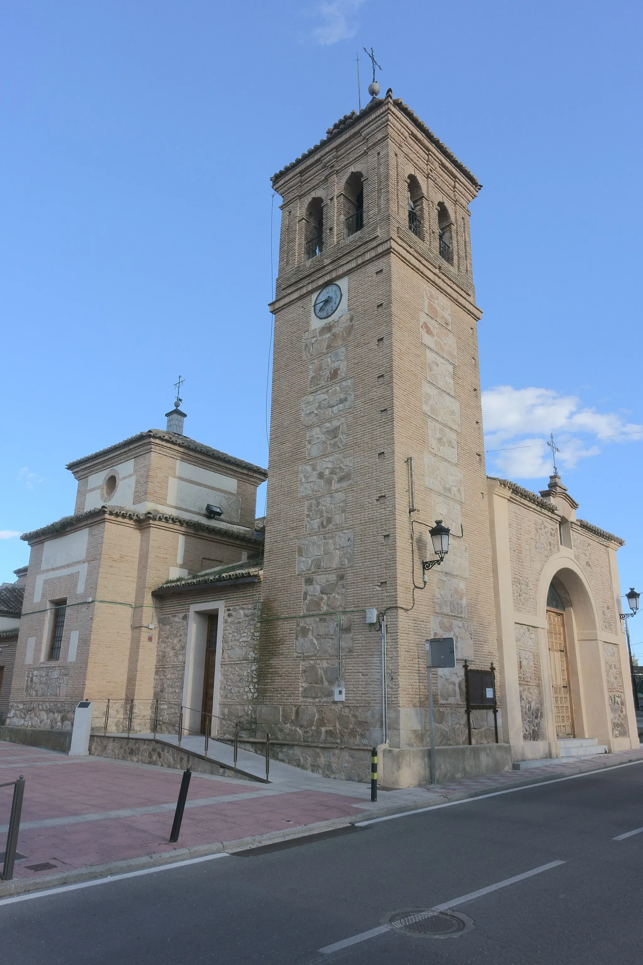 Photo showing: Iglesia de San Felipe y Santiago Apóstoles en Cobisa (Toledo, España).