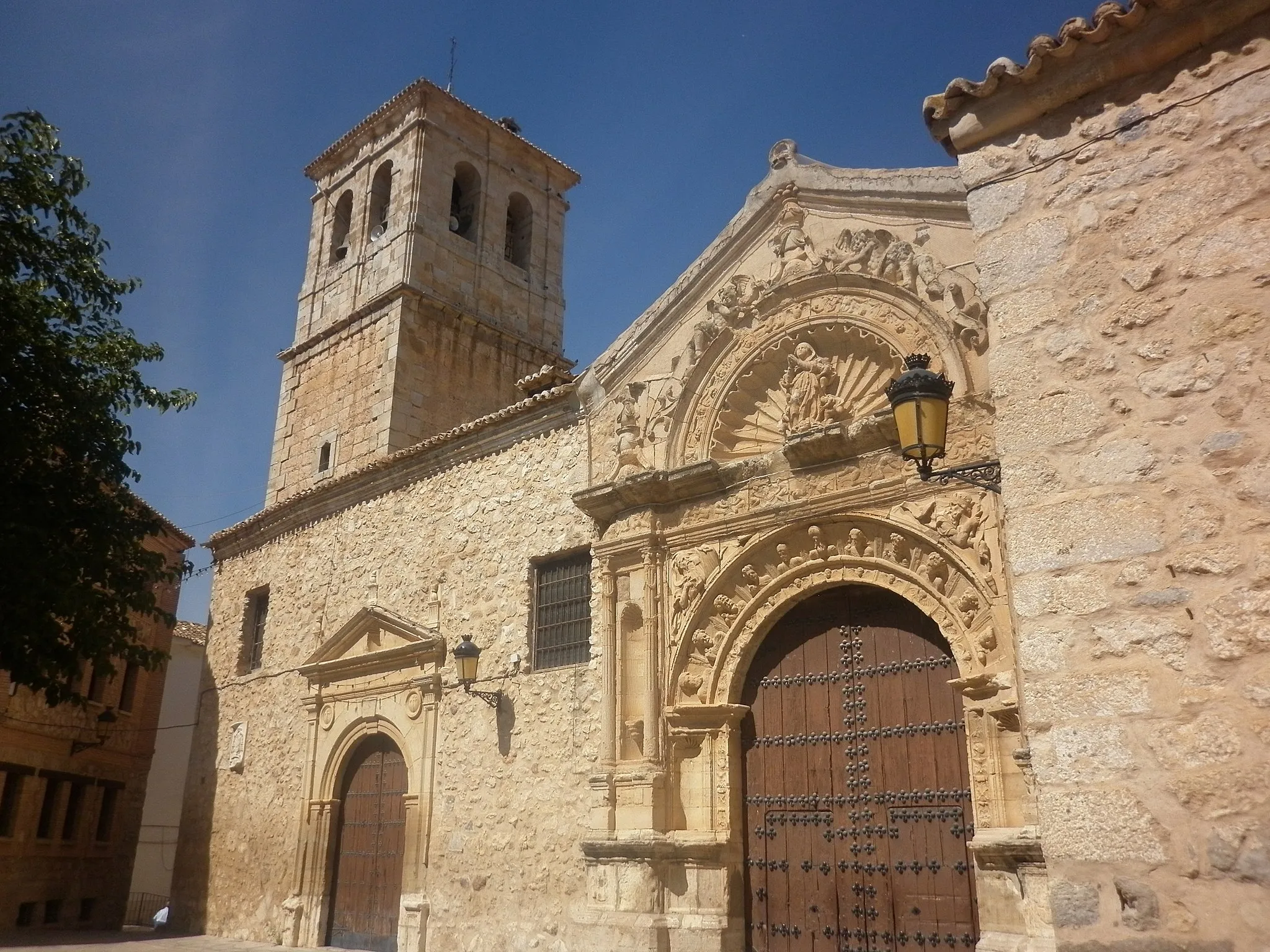 Photo showing: Fachada principal de estilo plateresco junto a la puerta oeste de estilo herreriano y de menor tamaño. A los pies de la iglesia se encuentra el campanario del siglo XVII.