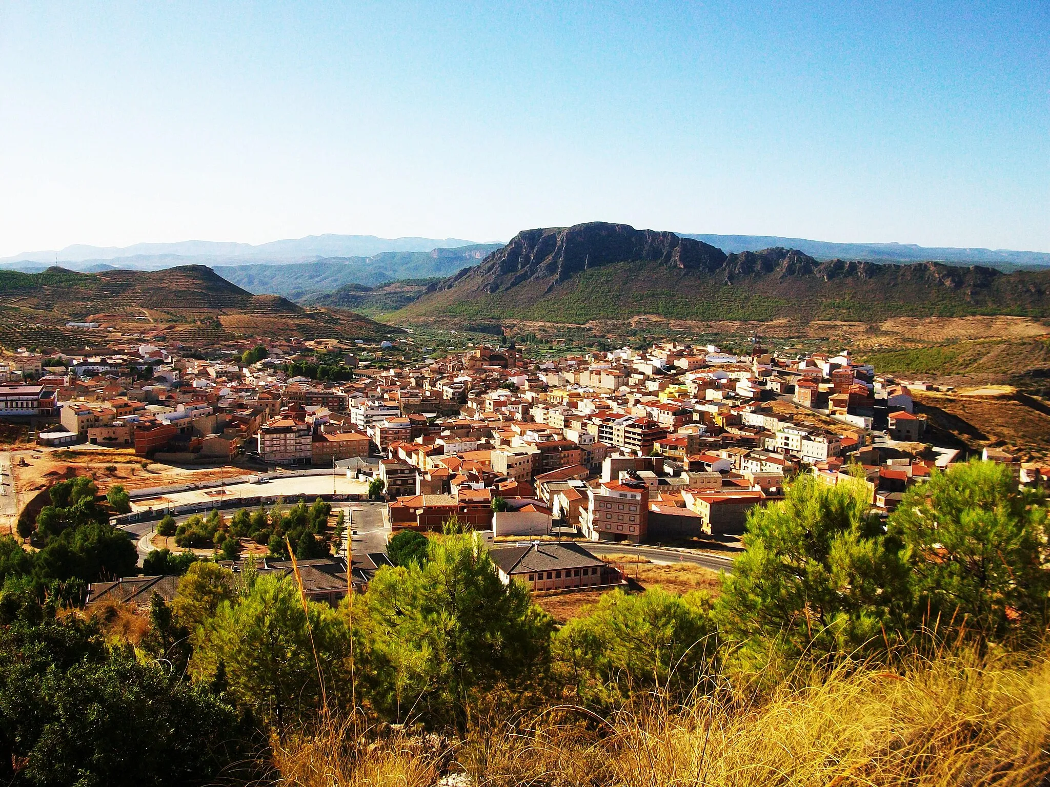 Photo showing: Elche de la Sierra y Peña San Blas al fondo