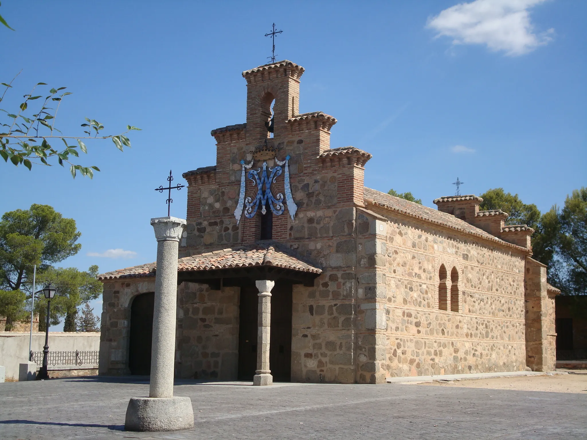 Photo showing: Vista de la ermita de la Virgen de la Natividad, en el cerro del mismo nombre, de Guadamur (Toledo).