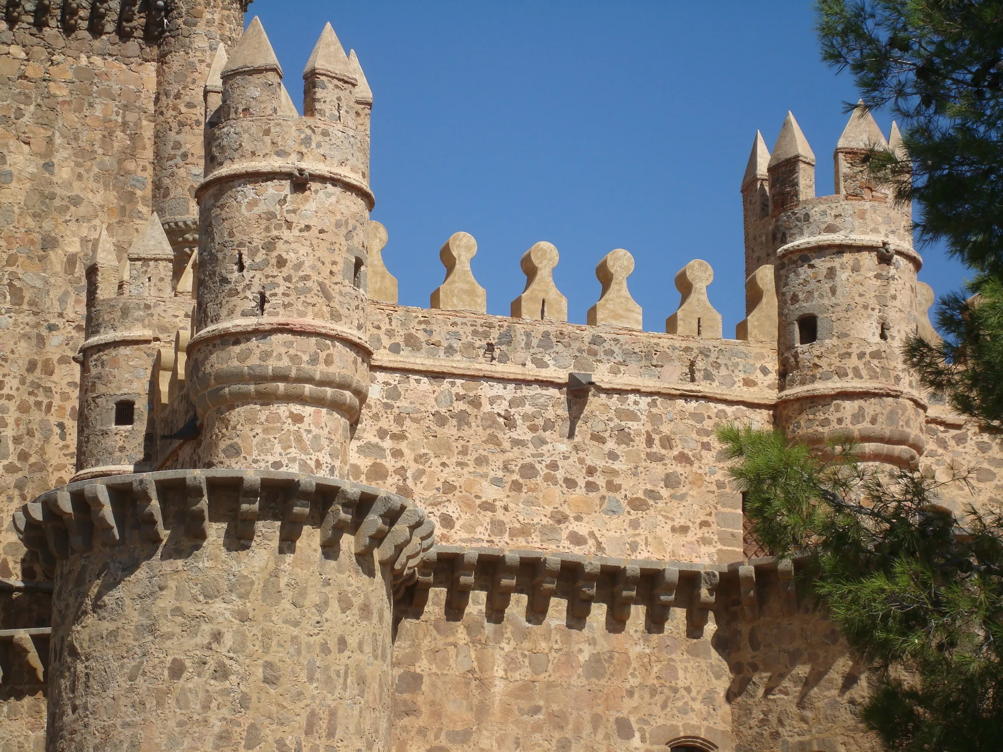 Photo showing: Detalle de las almenas del castillo de Guadamur (Toledo).