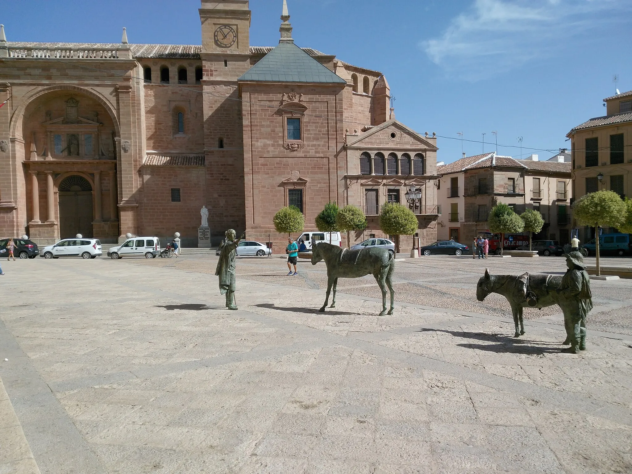 Photo showing: Main center of Villanueva de los Infantes with Don Quijote statue and church, Ciudad Real, Spain