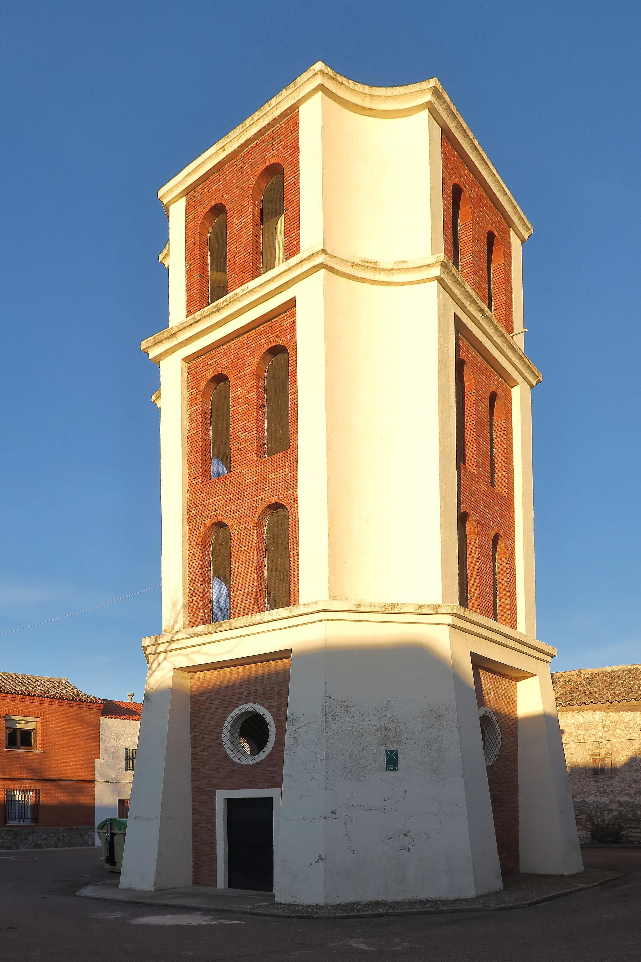 Photo showing: Depósito de agua del año 1950 en la Plaza de San Miguel, La Guardia, Toledo,