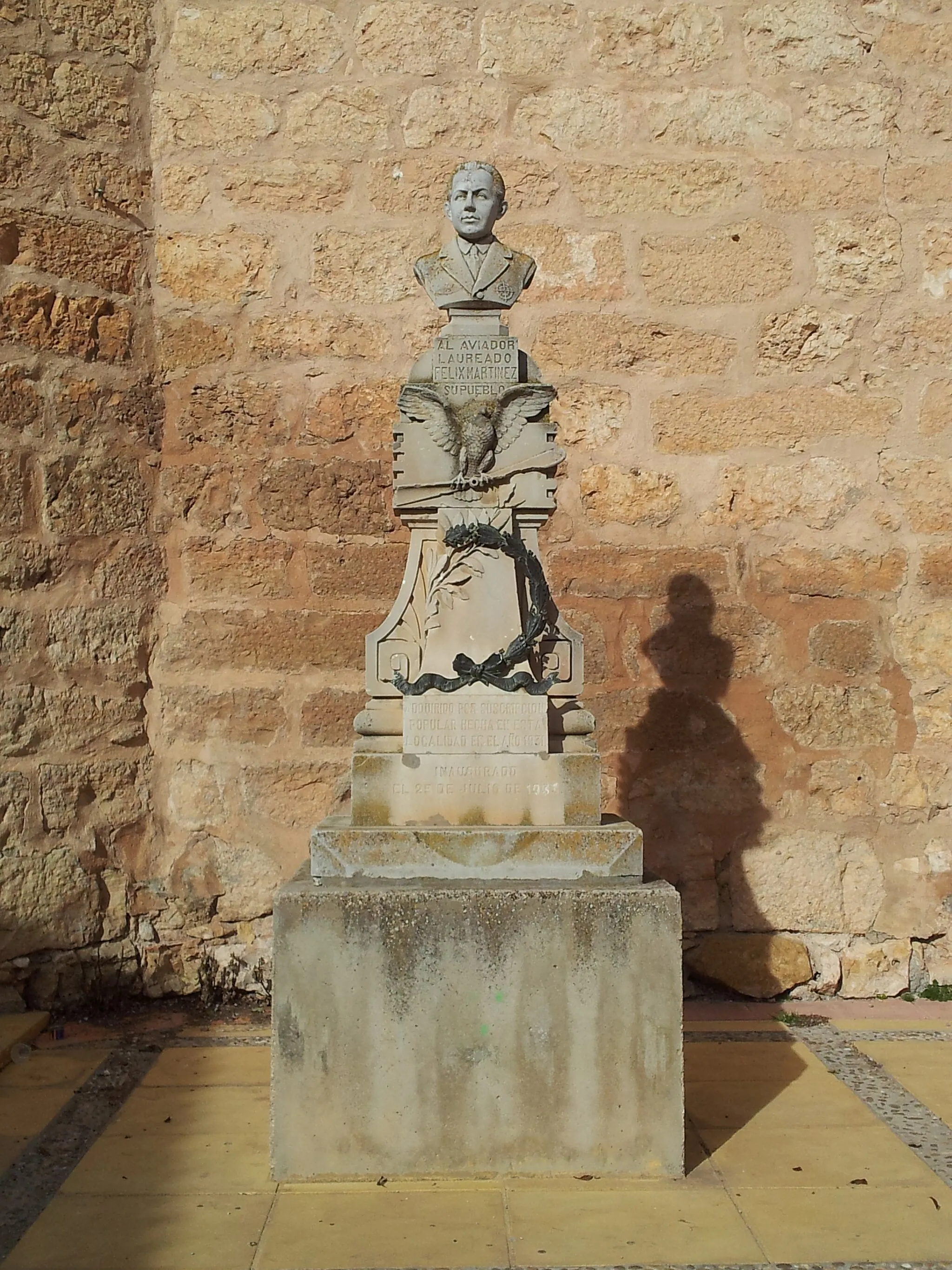 Photo showing: Este es la estatua que el pueblo le dedicó a este pedroñero, Félix Martínez