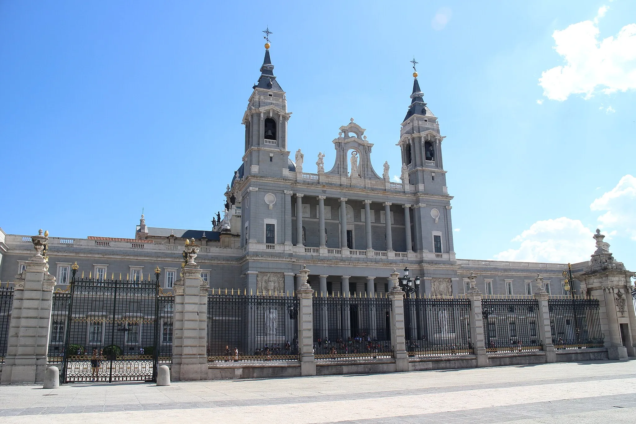 Photo showing: Exterior of the Cathedral of Our Lady of La Almudena