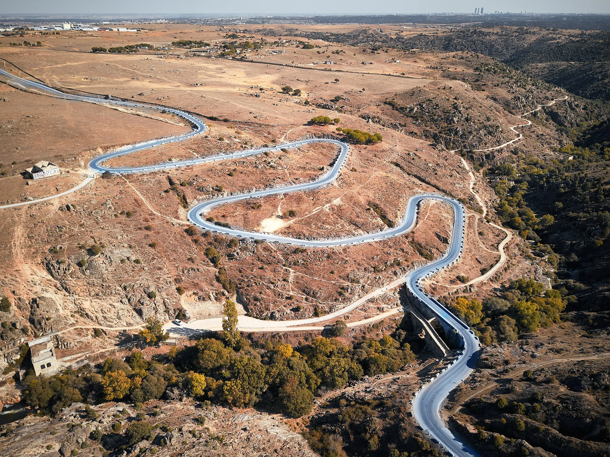 Photo showing: Road of Hoyo de Manzanares (M-618) and Puente del Grajal