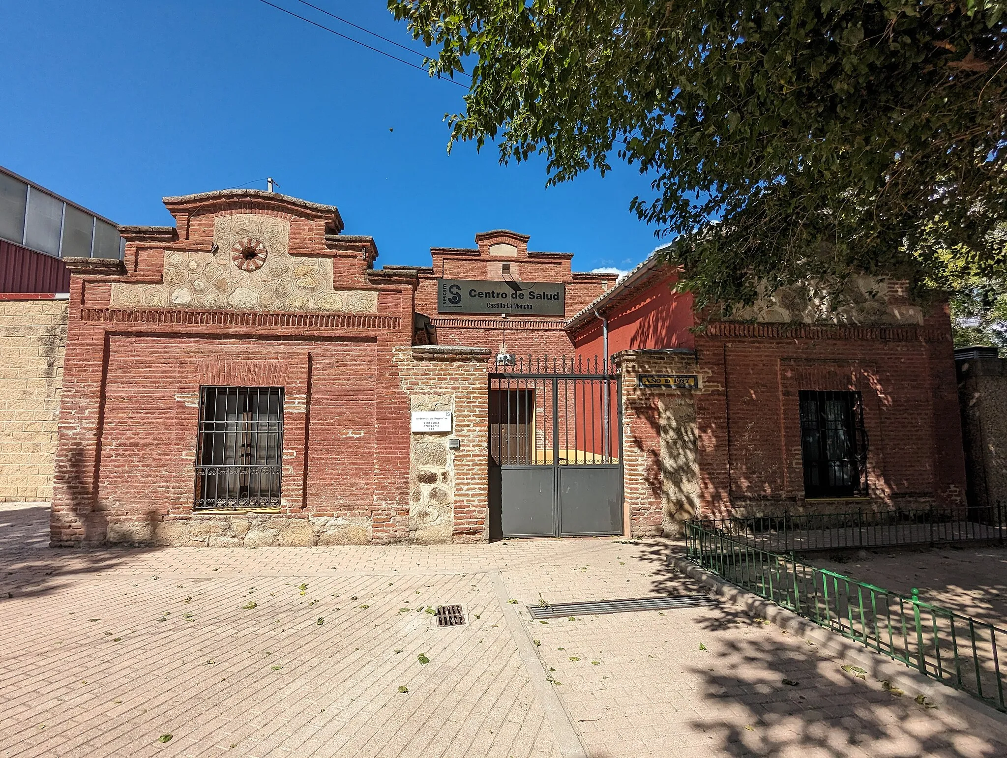 Photo showing: Antiguo matadero de Méntrida (Toledo, España), rehabilitado como centro de salud.