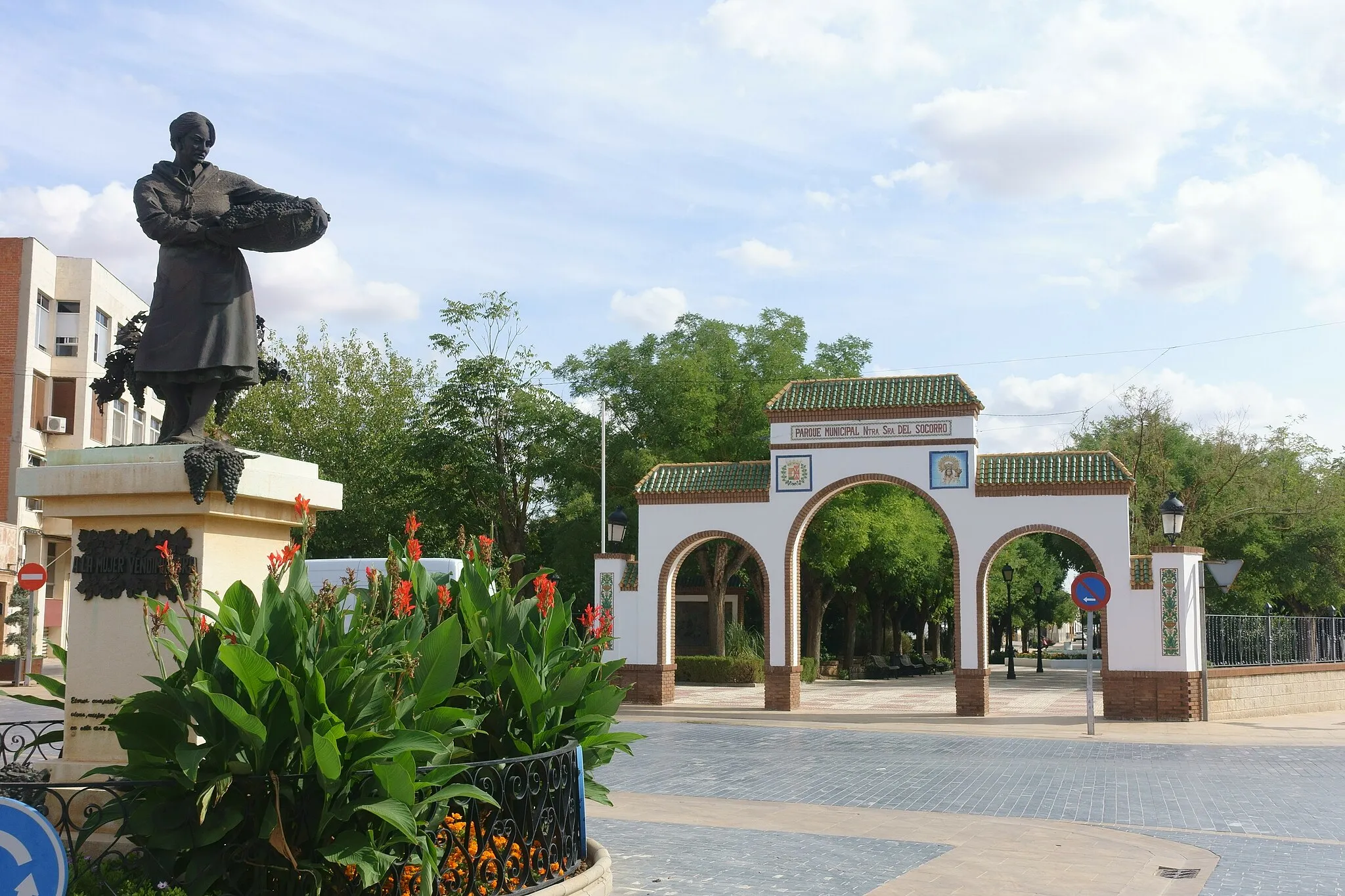 Photo showing: Entrada al Parque Nuestra Señora del Socorro y monumento a la vendimiadora, Miguel Esteban (Toledo, España).