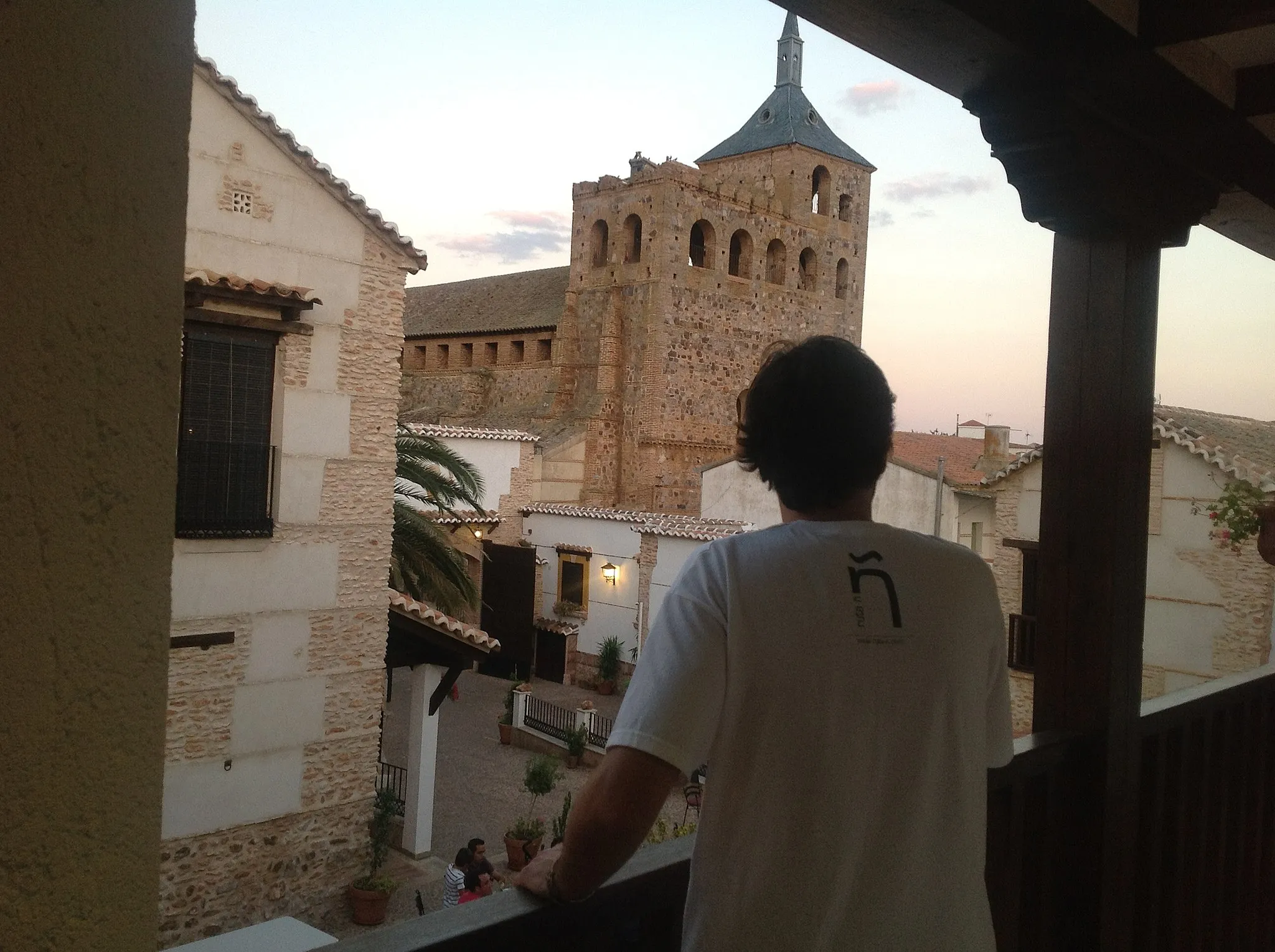 Photo showing: Estudiante de español contempla una panorámica de la Iglesia de San Andrés Apostol (Moral de Calatrava-Ruta Ñ)