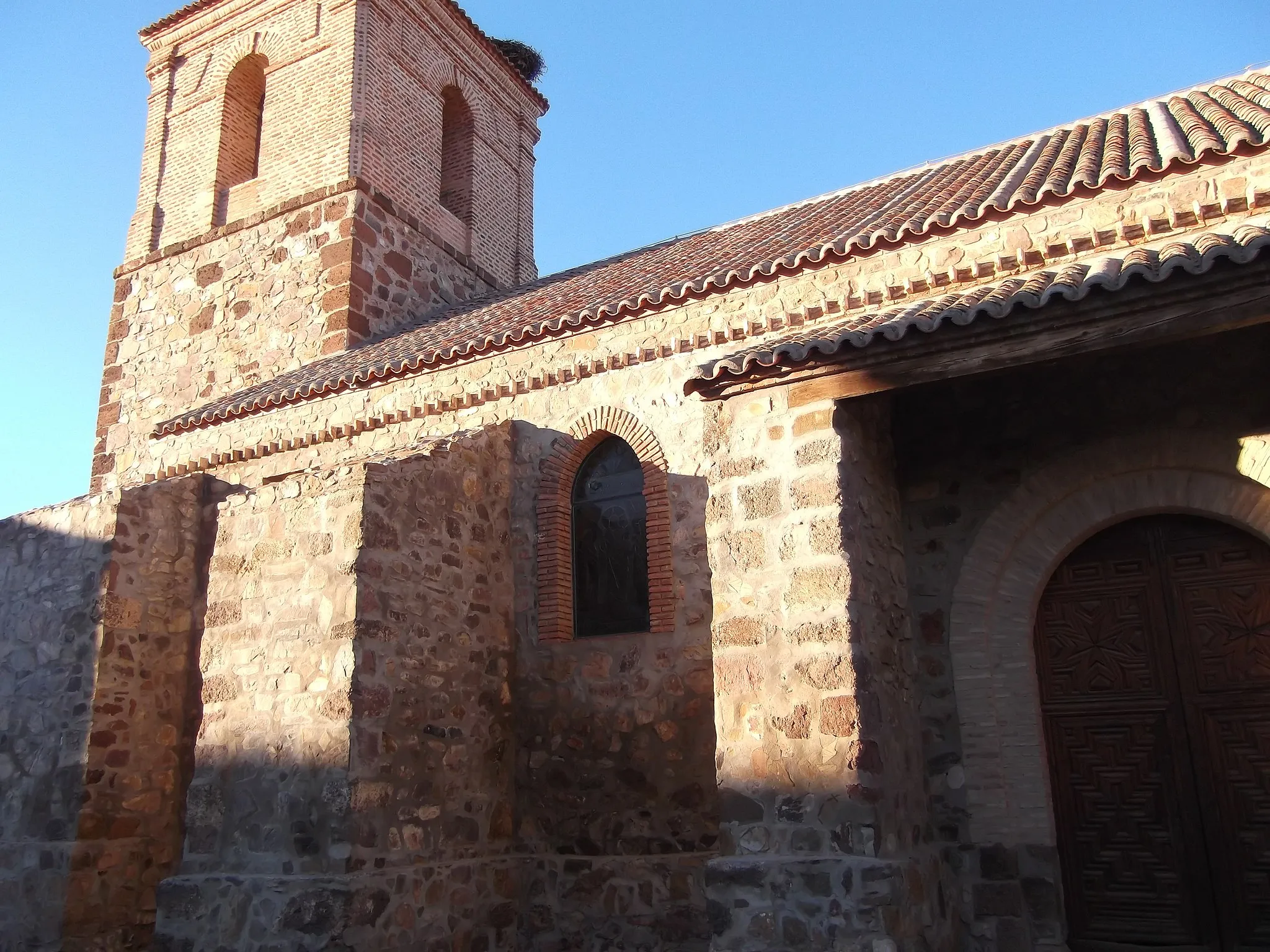 Photo showing: Iglesia parroquial San Sebastián (Porzuna) tras la remodelación de la plaza en que se incoa.