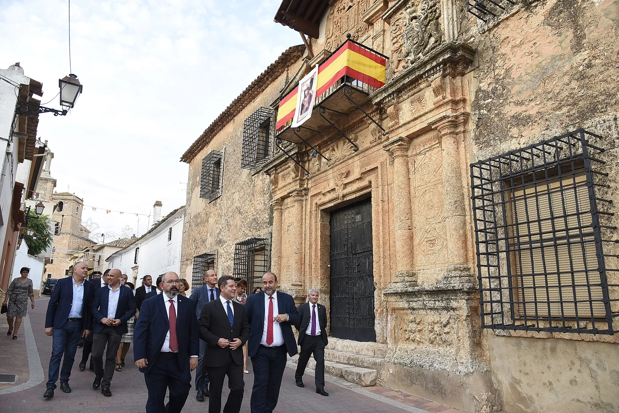 Photo showing: SISANTE (Cuenca), 14 de septiembre de 2018.- El presidente de Castilla-La Mancha, Emiliano García-Page, realiza una visita institucional al Ayuntamiento de Sisante con motivo de la celebración de sus fiestas y asiste a la procesión en honor a Jesús Nazareno. (Fotos: José Ramón Márquez // JCCM)