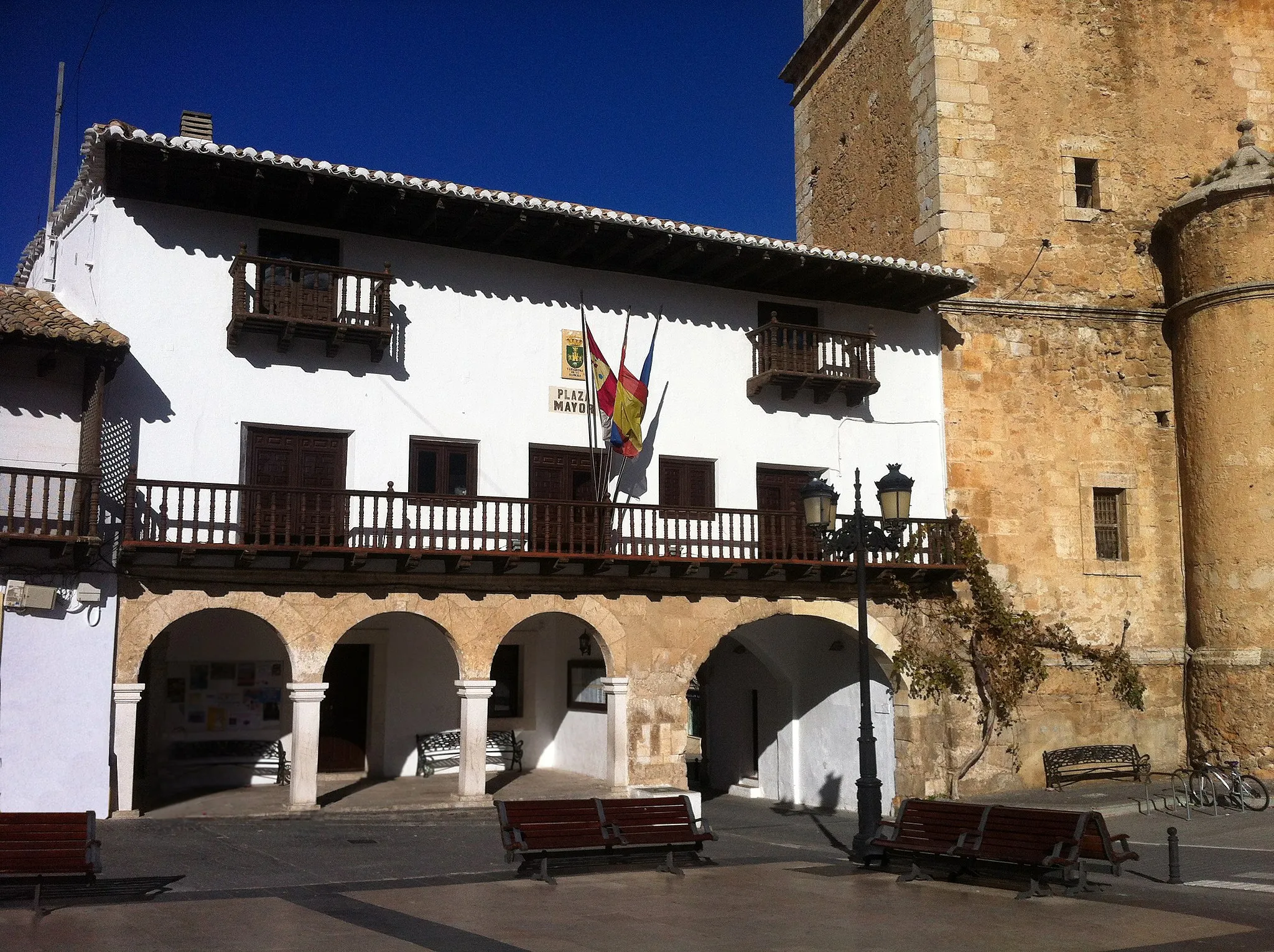Photo showing: Fachada del ayuntamiento de Tarazona de la Mancha, situado en la Plaza Mayor.