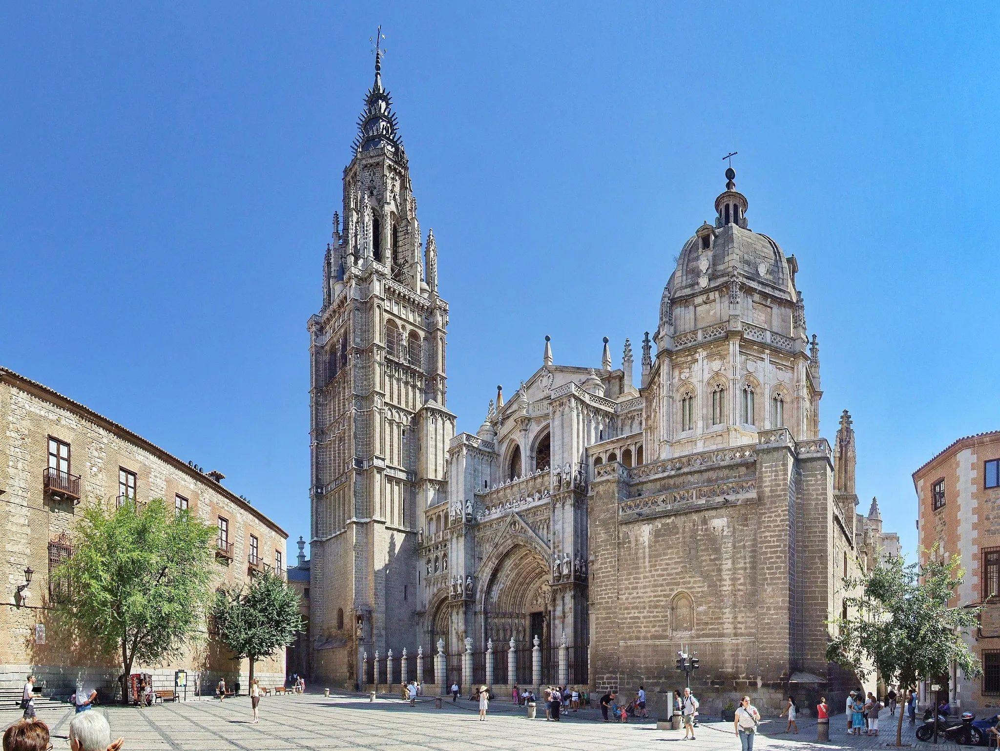 Photo showing: Plaza del Ayuntamiento, vista de la Catedral de Toledo (Catedral de Santa María de Toledo o, Catedral Primada de Toledo) y a la izquierda el Palacio Arzobispal de Toledo