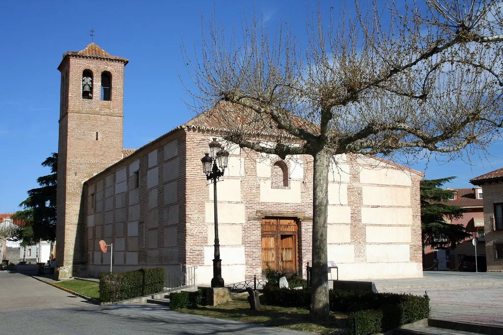 Photo showing: Iglesia de Torrejón del Rey, en la Campiña de Guadalajara (España). Torre y presbiterio mudéjares del s. XII. Nave principal del s XVI.