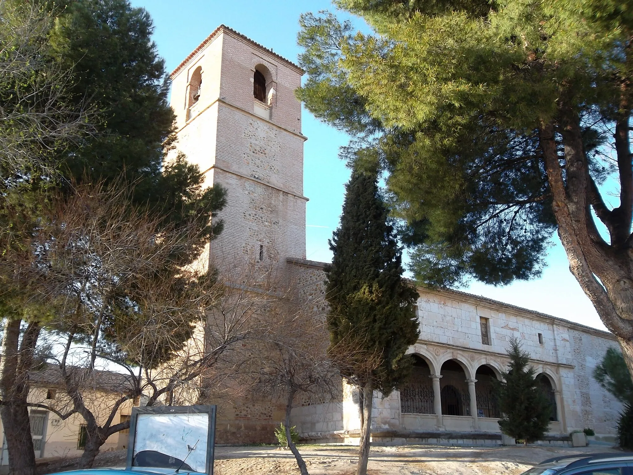 Photo showing: Villanueva de la Torre - La iglesia parroquial, dedicada a la Virgen María, primera mitad del siglo XVI.