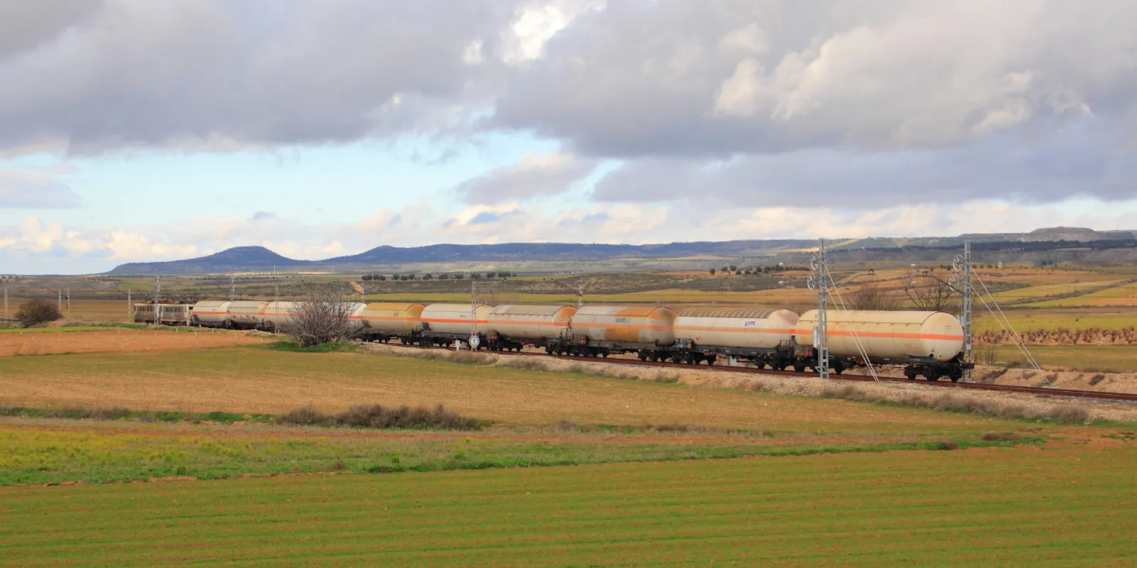 Photo showing: Tren butanero que realiza la ruta Huelva-Madrid a su paso por Villasequilla, provincia de Toledo.