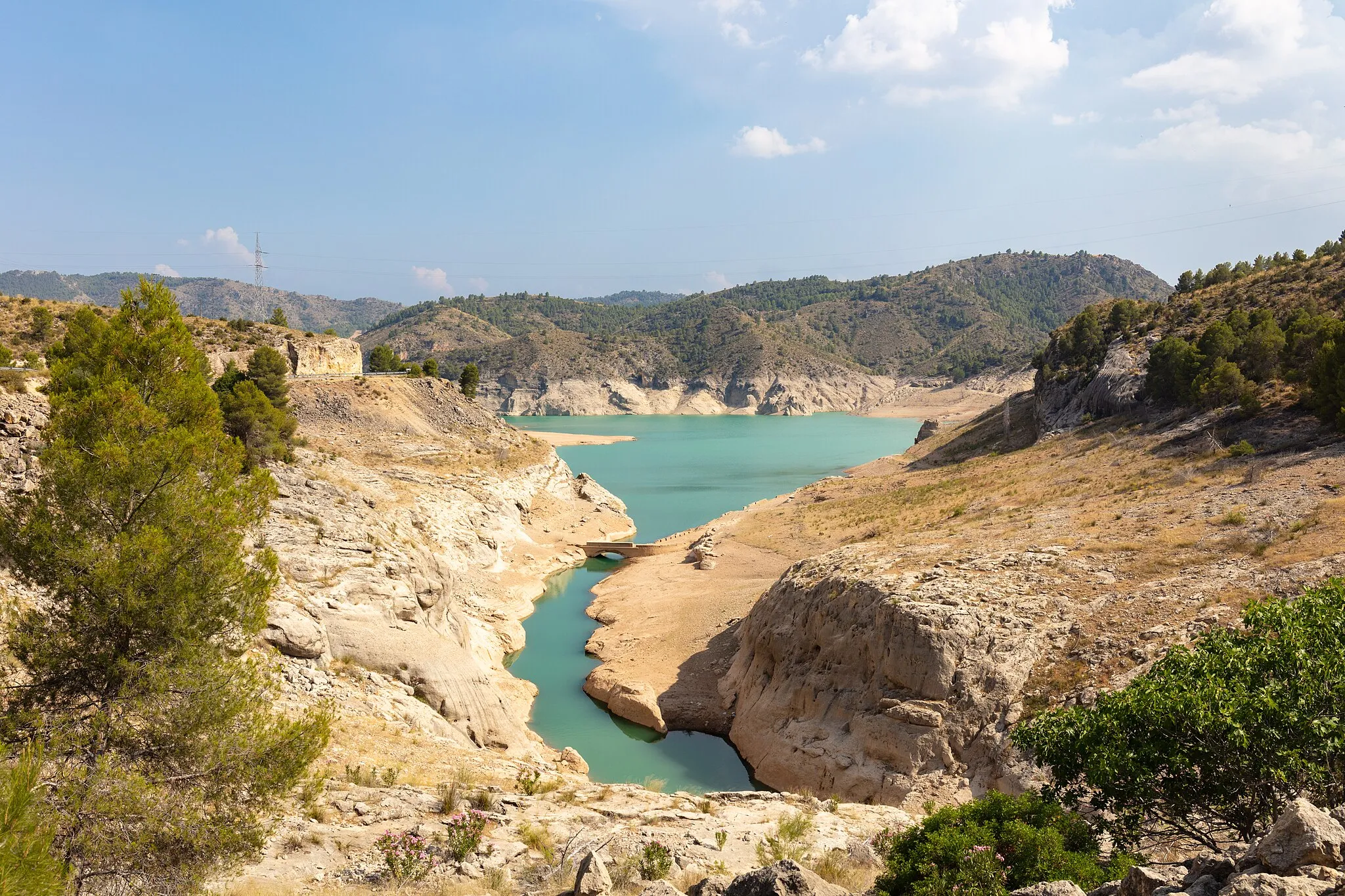 Photo showing: Vista de la cola del embalse de Fuensanta que se corresponde con el cauce del río Tus, durante un periodo de sequía.