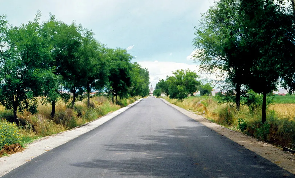 Photo showing: Alignment of the road with the church tower. Yunquera de Henares, Guadalajara, Castile-La Mancha, Spain