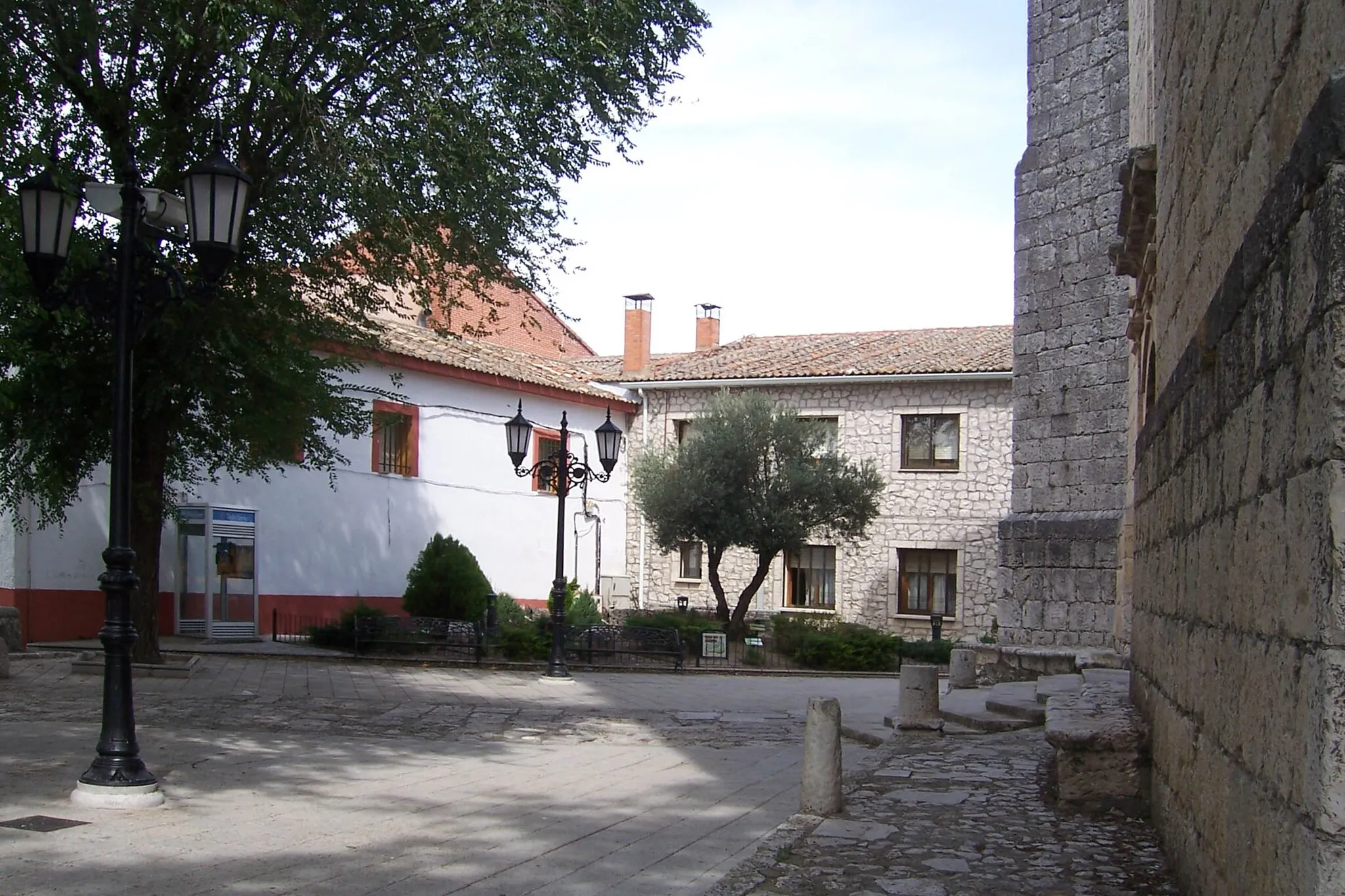 Photo showing: Aldeamayor de San Martín (Valladolid, España). Plaza delante de la parroquia de San Martín.