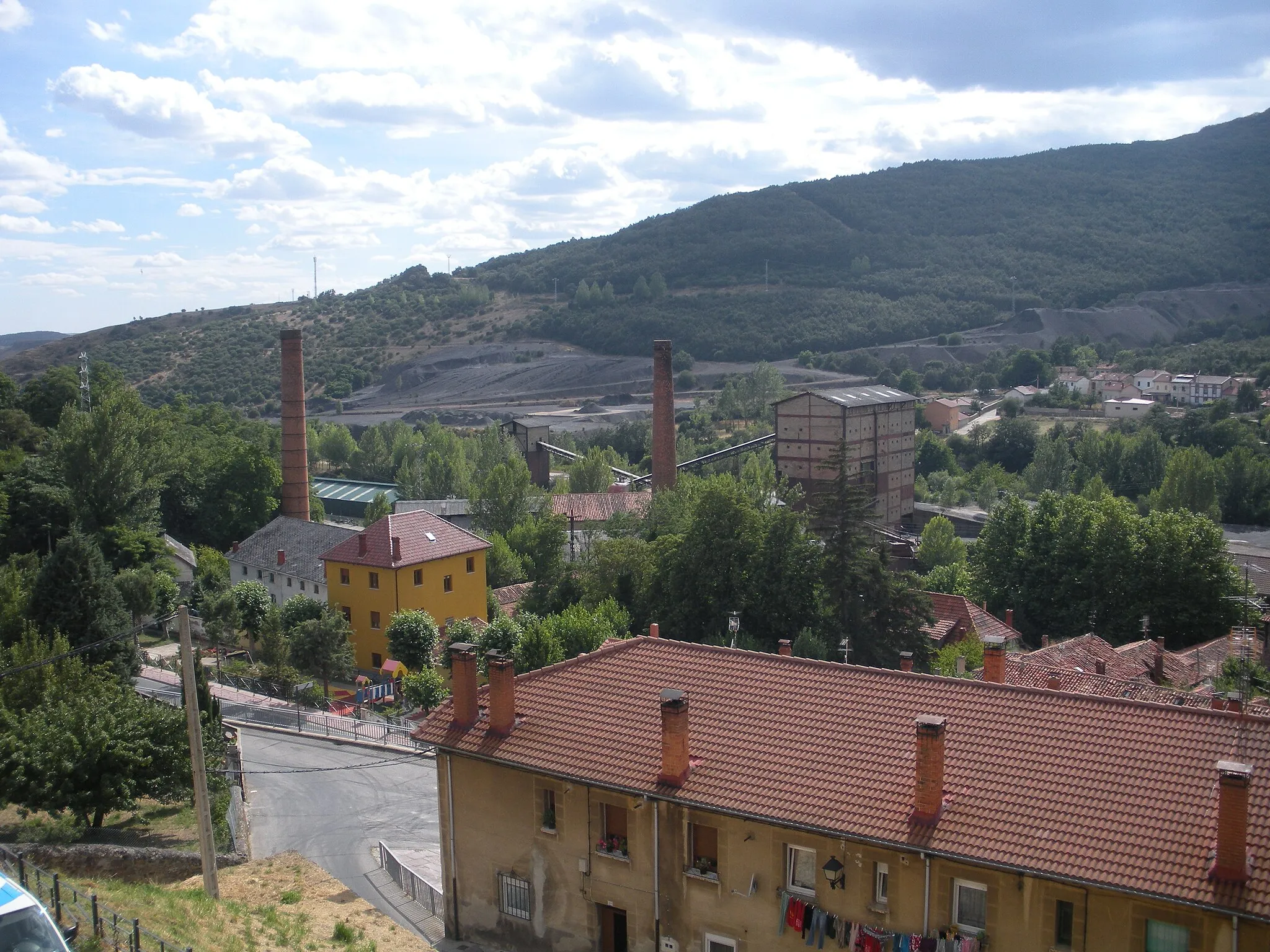 Photo showing: Imagen de la villa minera de Barruelo de Santullán, tomada el 18 de agosto de 2010 desde las instalaciones del Centro de Interpretación de la Minería.