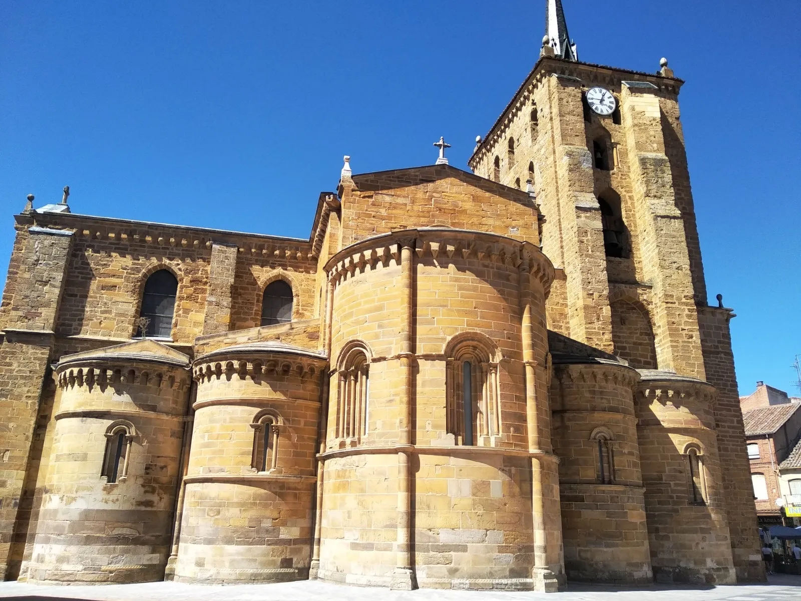 Photo showing: Fachada de cinco absides en la Iglesia de Santa María del Azogue en Benavente (Zamora)