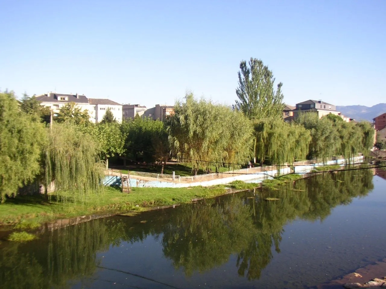 Photo showing: El río Cúa a su paso por Cacabelos.