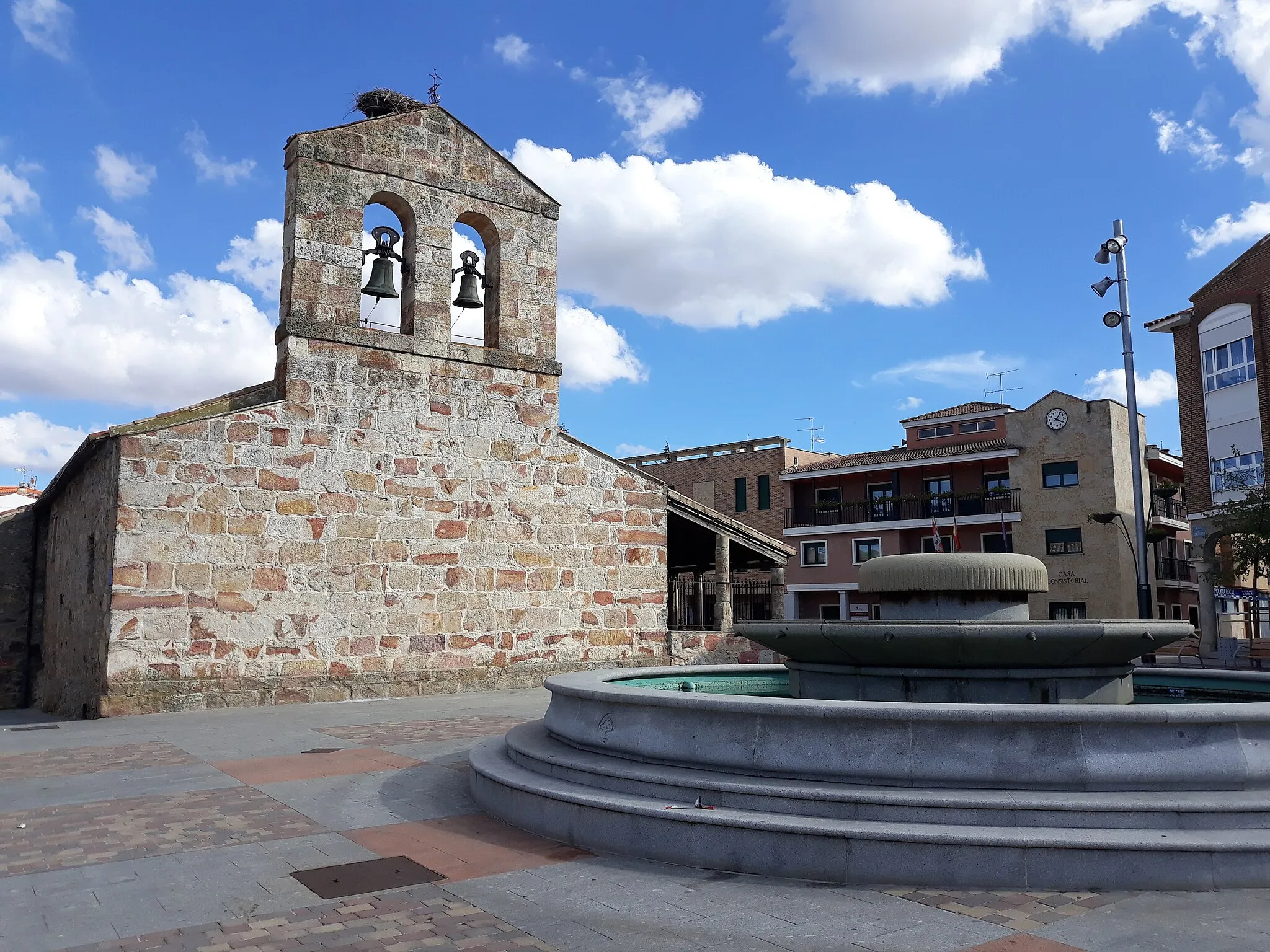 Photo showing: Vista de la espadaña moderna a los pies de la iglesia parroquial de Nuestra Señora de la Asunción, Carbajosa de La Sagrada