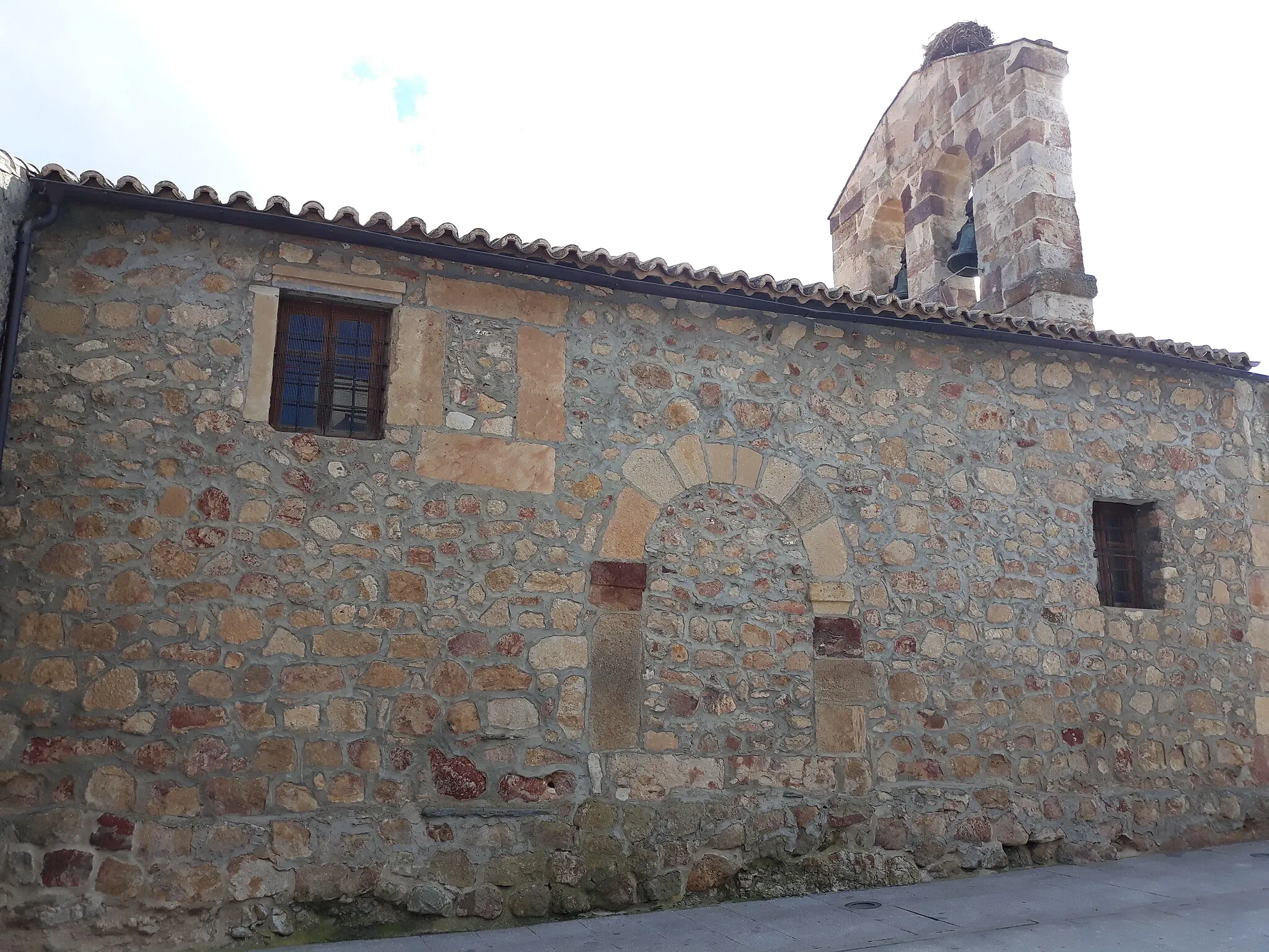 Photo showing: Vista del muro lateral norte con entrada de arco de medio punto y ventana tapiadas de la iglesia parroquial de Nuestra Señora de la Asunción, Carbajosa de La Sagrada