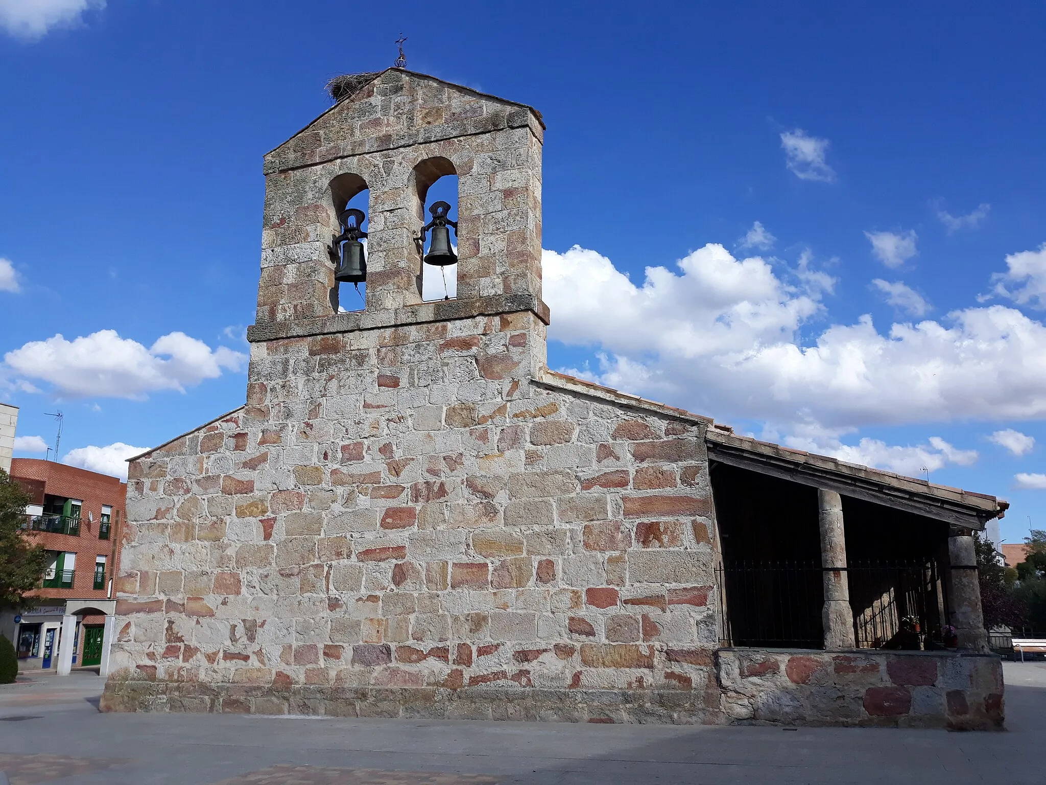 Photo showing: Vista de la entrada principal con pórtico y espadaña moderna de la iglesia parroquial de Nuestra Señora de la Asunción, Carbajosa de La Sagrada