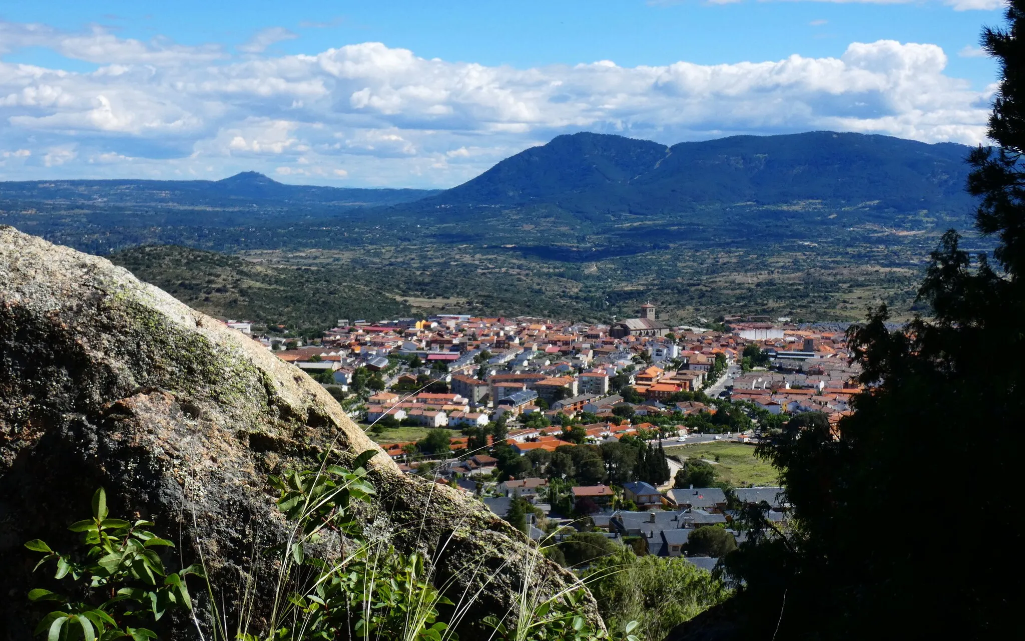 Photo showing: Vista de Cebreros, Avila. Detrás está el cerro Guisando (Sierra de Gredos). El montículo con forma piramidal del fondo-izquierda es la Peña de Cadalso (Cadalso de los Vidrios, Madrid).