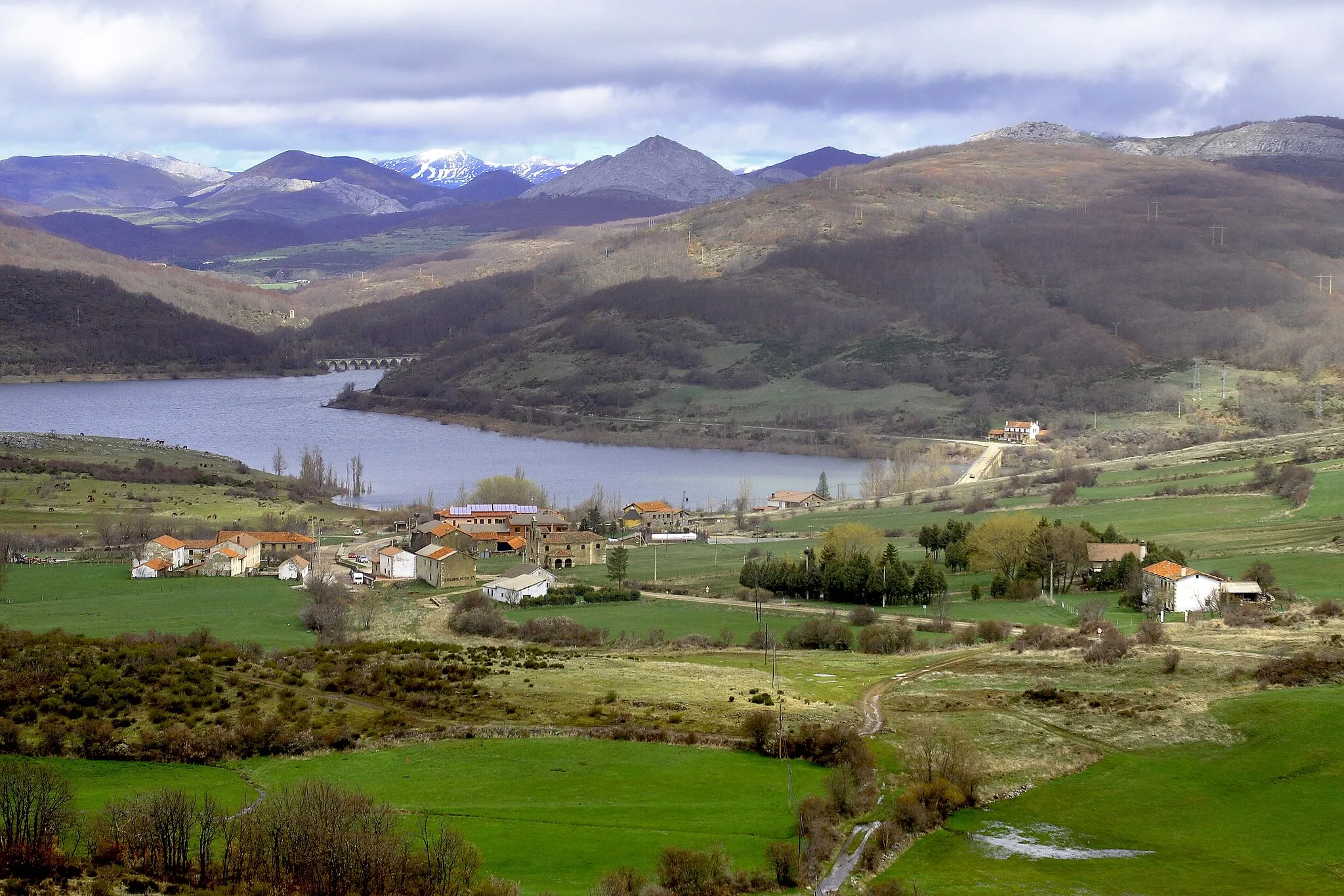 Photo showing: Vañes desde La Varga, Cervera de Pisuerga, Palencia.