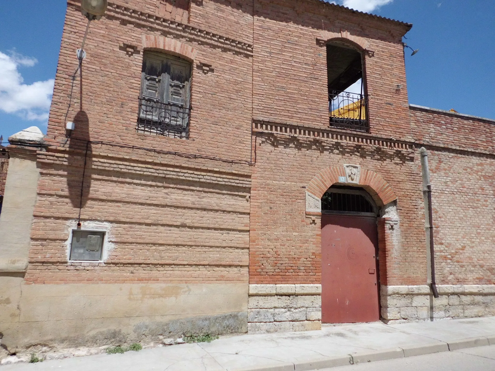 Photo showing: Restos del edificio modernista de las antiguas Bodegas del Obispo en la ciudad de Cigales, Valladolid, España.