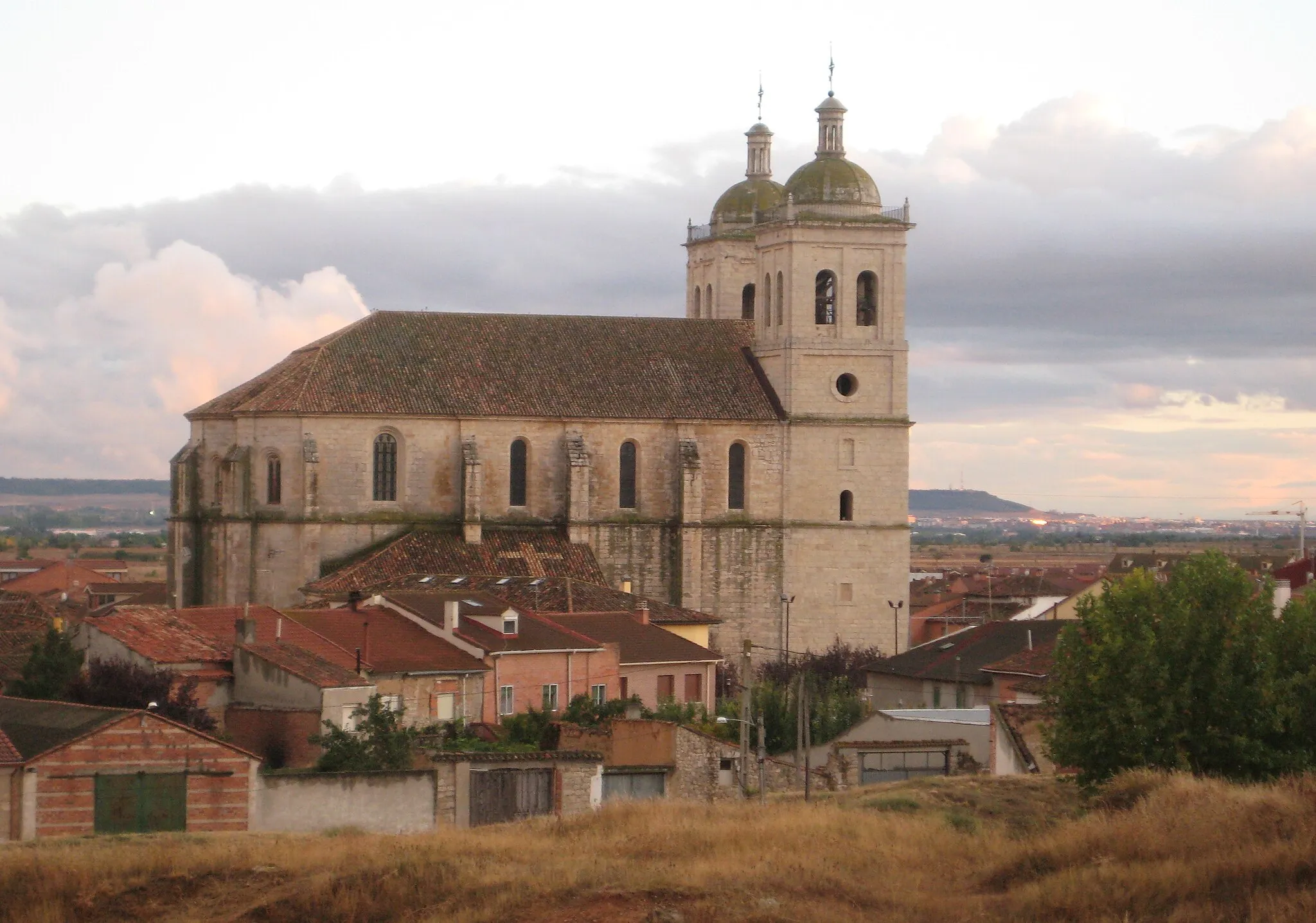 Photo showing: Saint James church in Cigales, Valladolid, Spain.