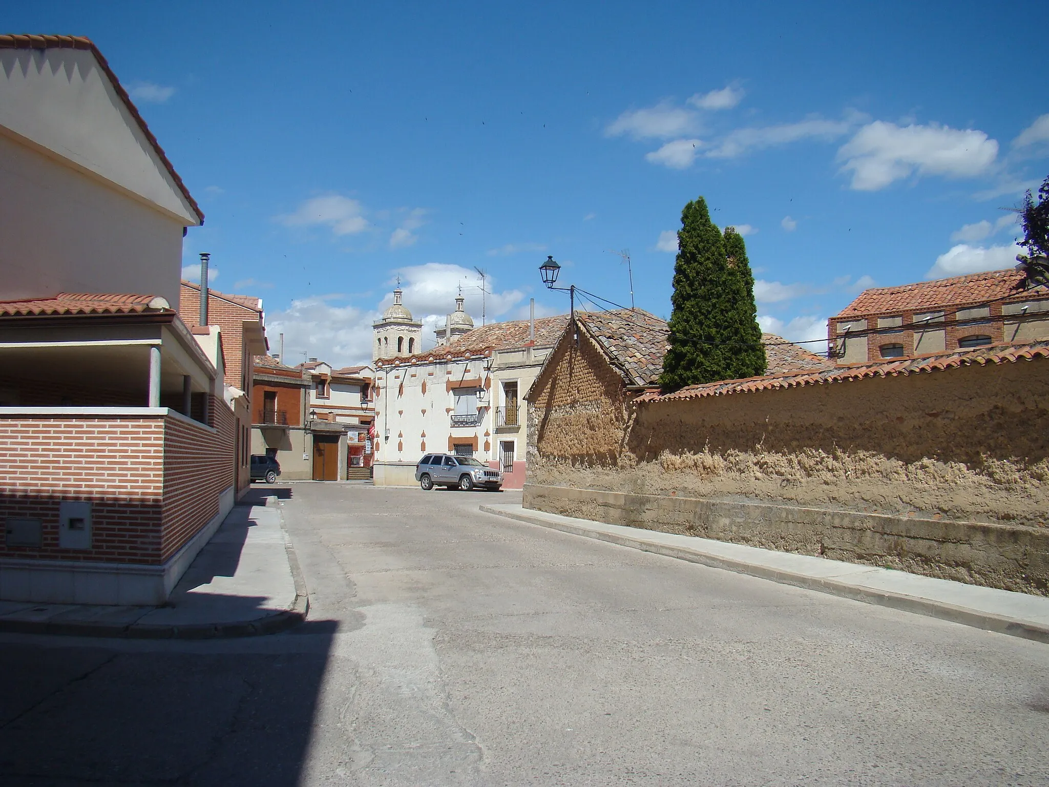 Photo showing: Calles y casas de arquitectura popular en la ciudad de Cigales (Valladolid, España)