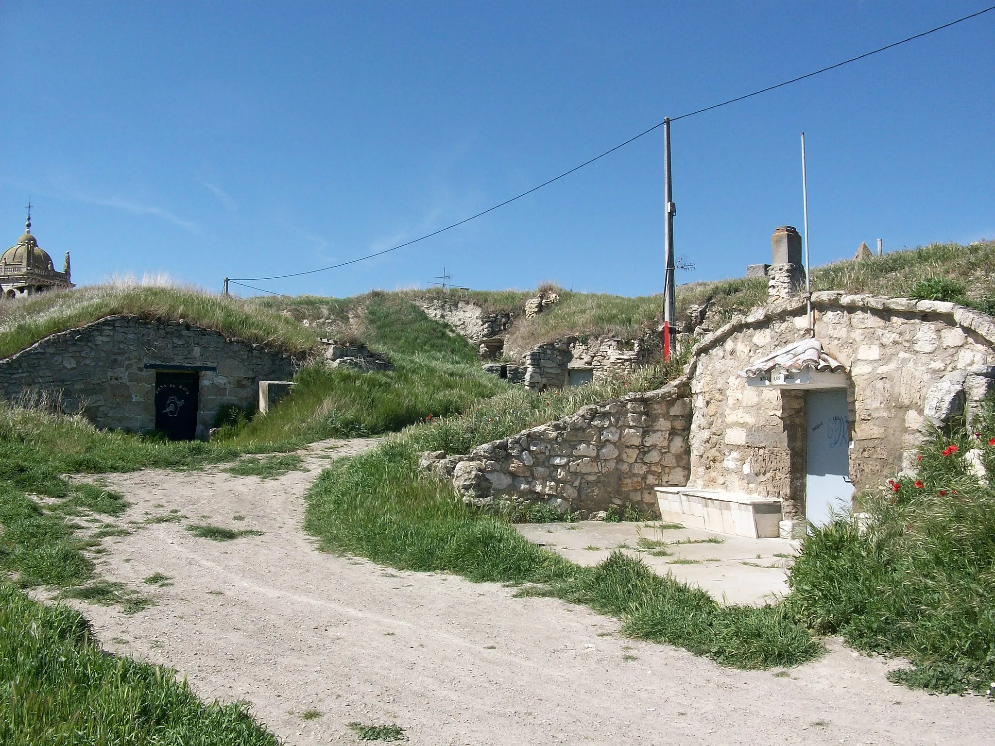 Photo showing: Bodegas de Dueñas en el cotarro de Santa Marina