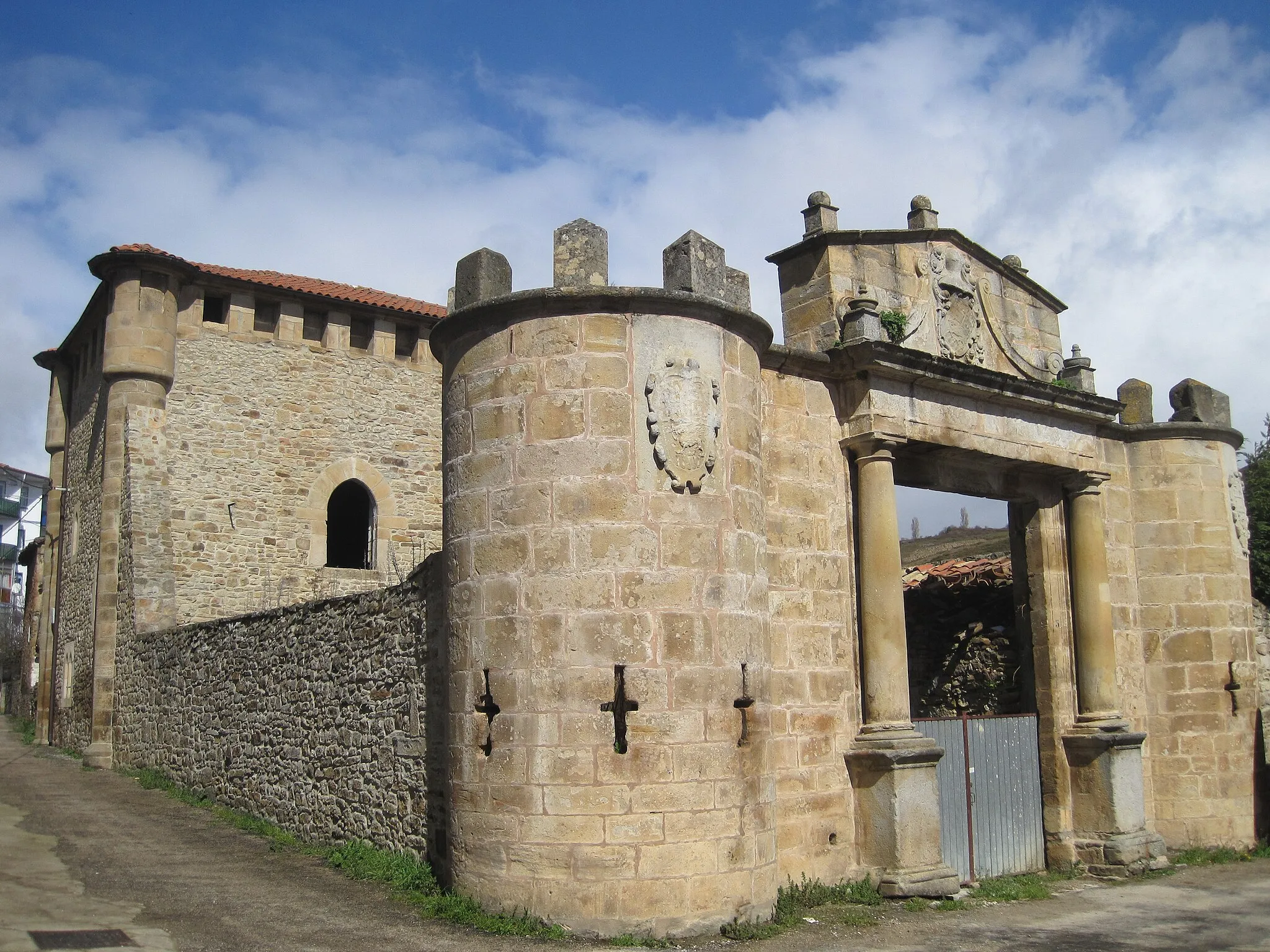 Photo showing: Vista externa desde la entrada principal de las Torre de los Monteros.