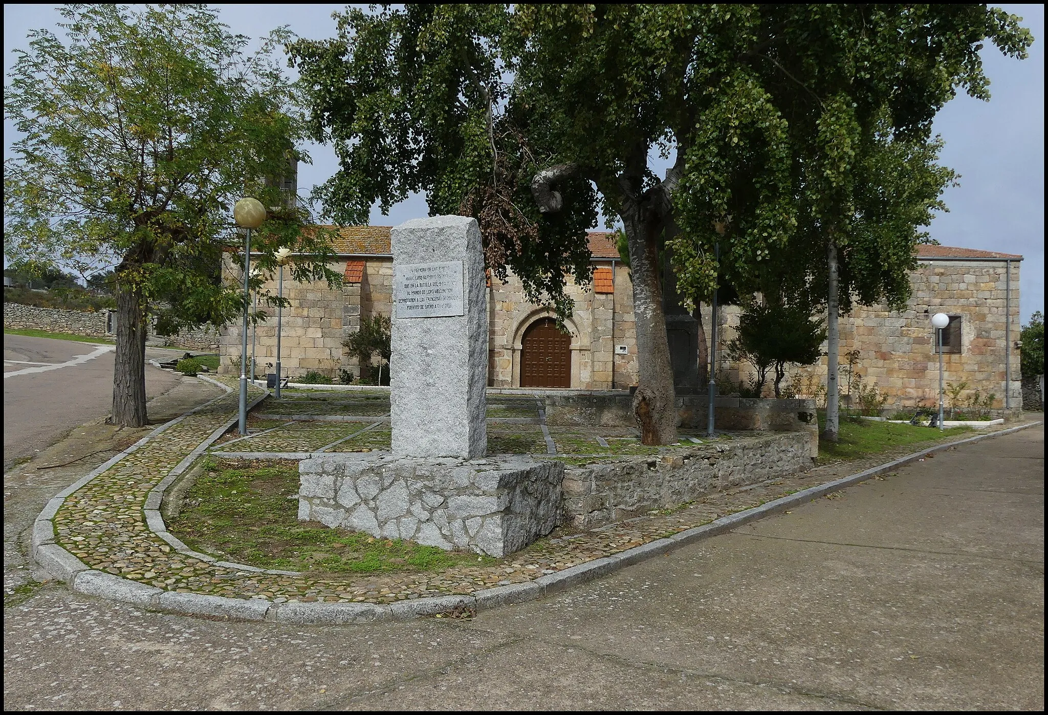 Photo showing: Commemorative plaque affixed to a standing stone erected near the front line of the fight against, and routing of, the French napoleonic invaders, thus putting an end to their Third Invasion of Portugal (July 1810 – May 1811).
The plaque reads :

En memoria de las tropas / "Anglo Luso Germano Españolas"  / que en la batalla del 5 Mayo 1811 / al mando de Lord Wellington / derrotaron a las francesas de Massena / Fuentes de Oñoro a 28 8 1986