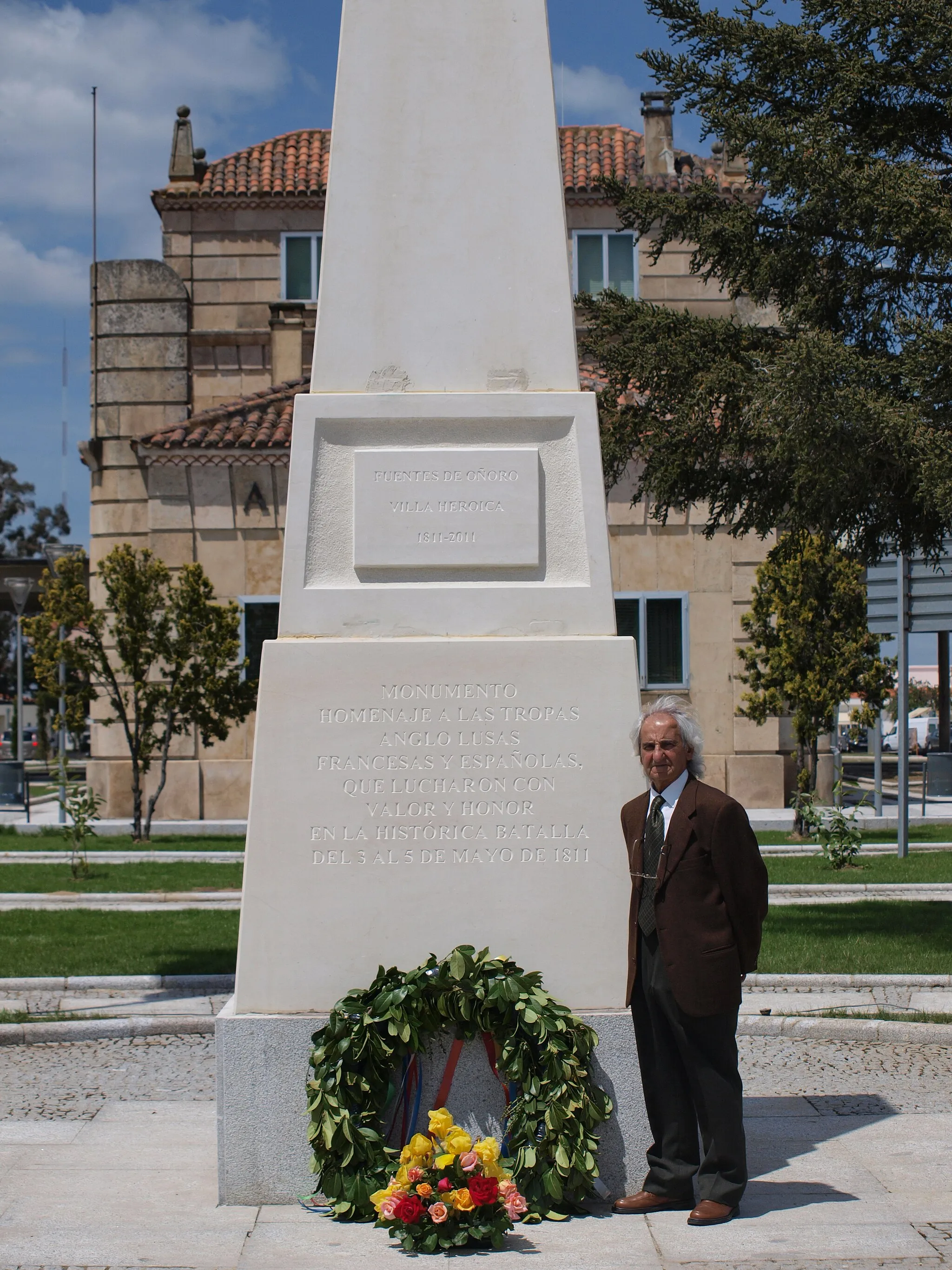 Photo showing: El escultor Severiano Grande junto al Monumento de la Guerra de la Independencia en Fuentes de Oñoro, Salamanca.