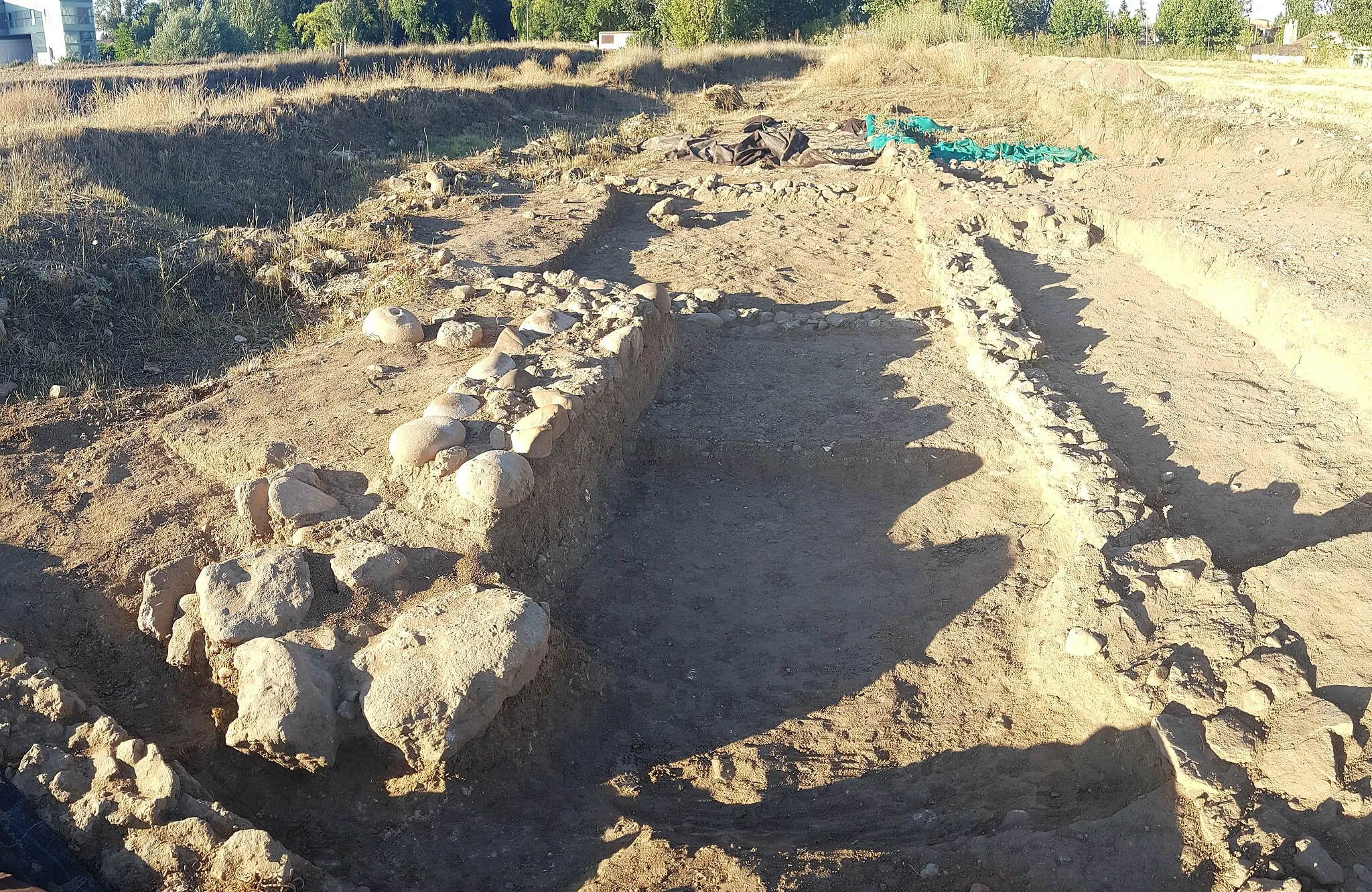 Photo showing: Archaeological excavations in the cannaba of Pisoraca (Herrera de Pisuerga, Castile and Leon).