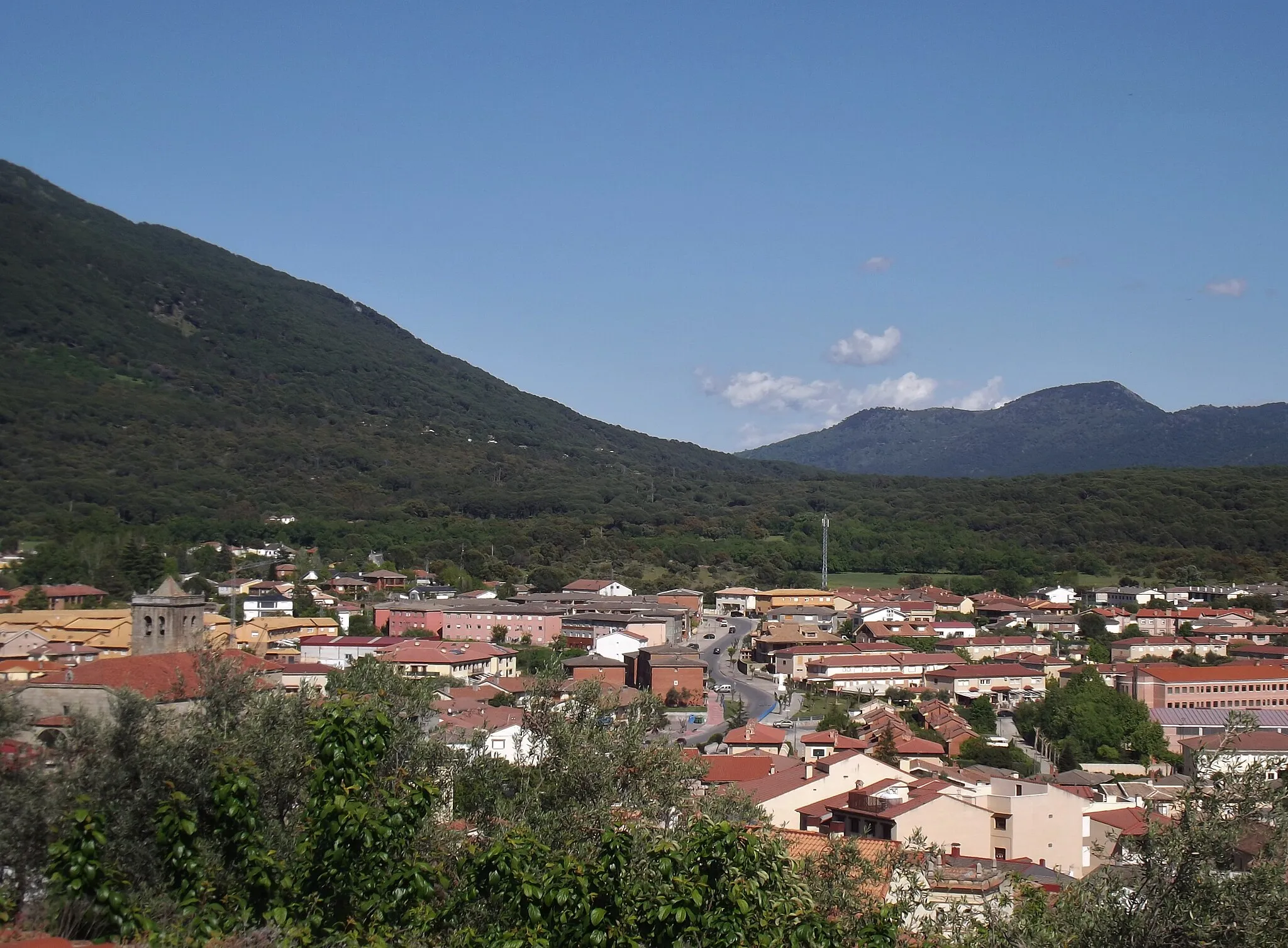 Photo showing: Vista parcial de La Adrada desde la colina del castillo.