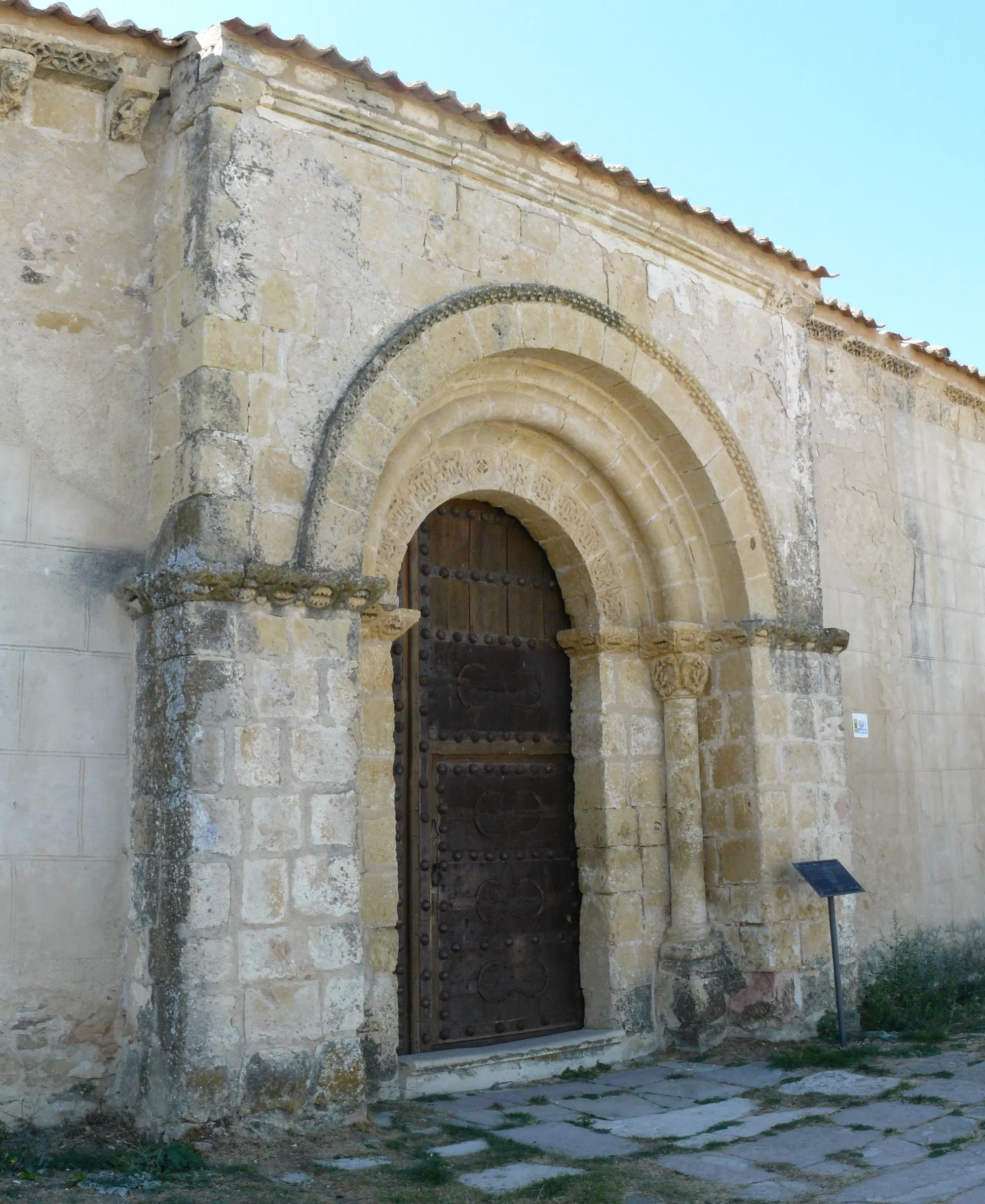 Photo showing: Portico of the church of Sna Cristóbal at La cuesta (Segovia, Spain) from the North.