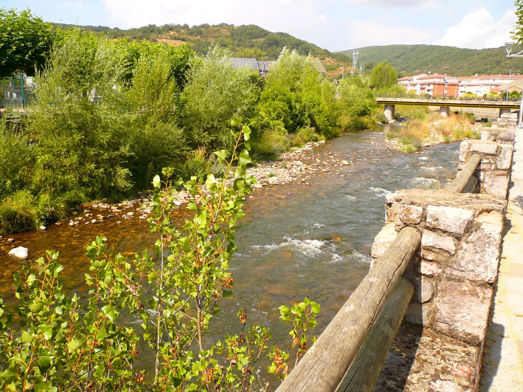 Photo showing: El río Bernesga a su paso por La Pola de Gordón (León)