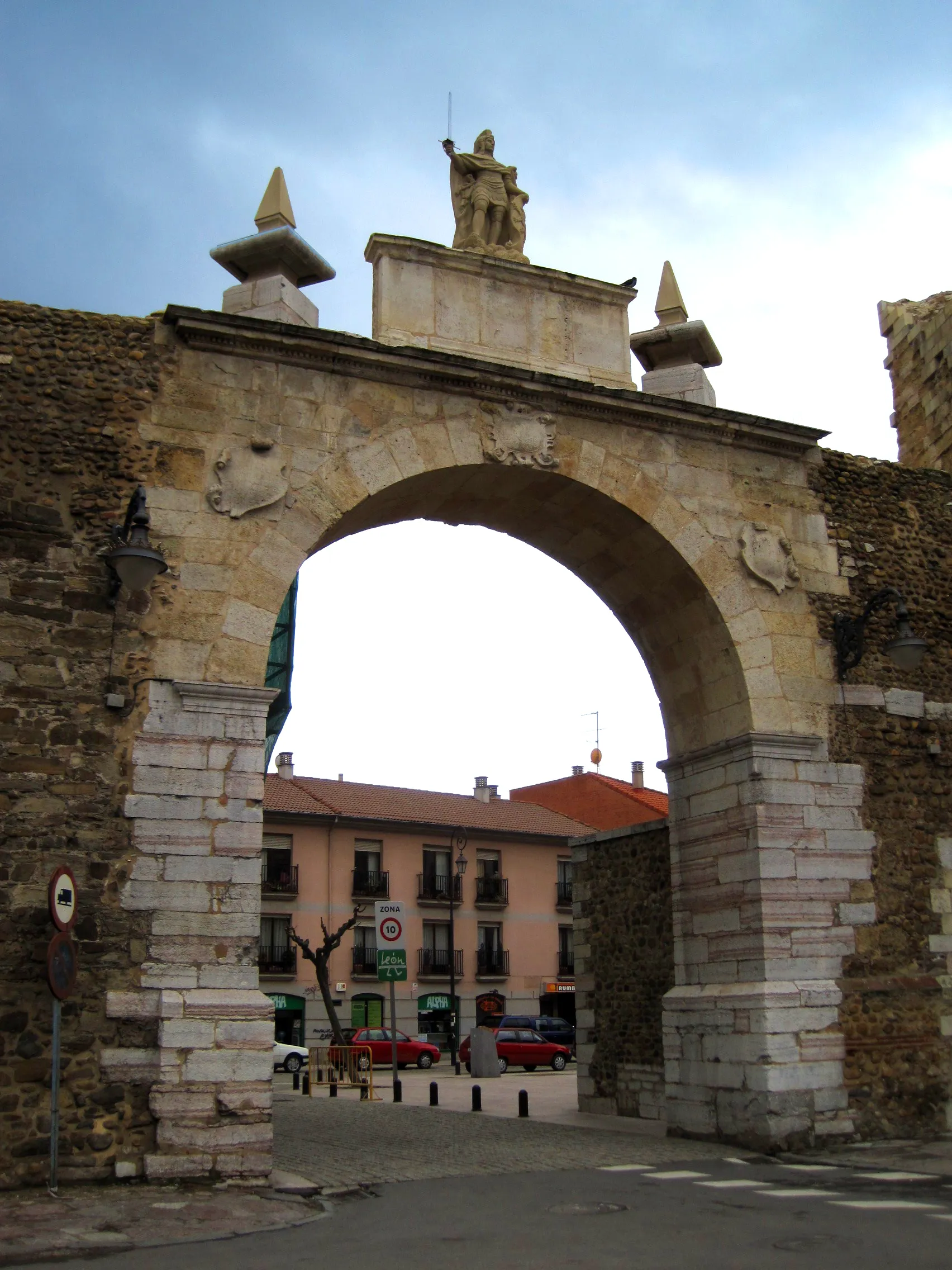 Photo showing: Arco de la cárcel, en la muralla de León (España).