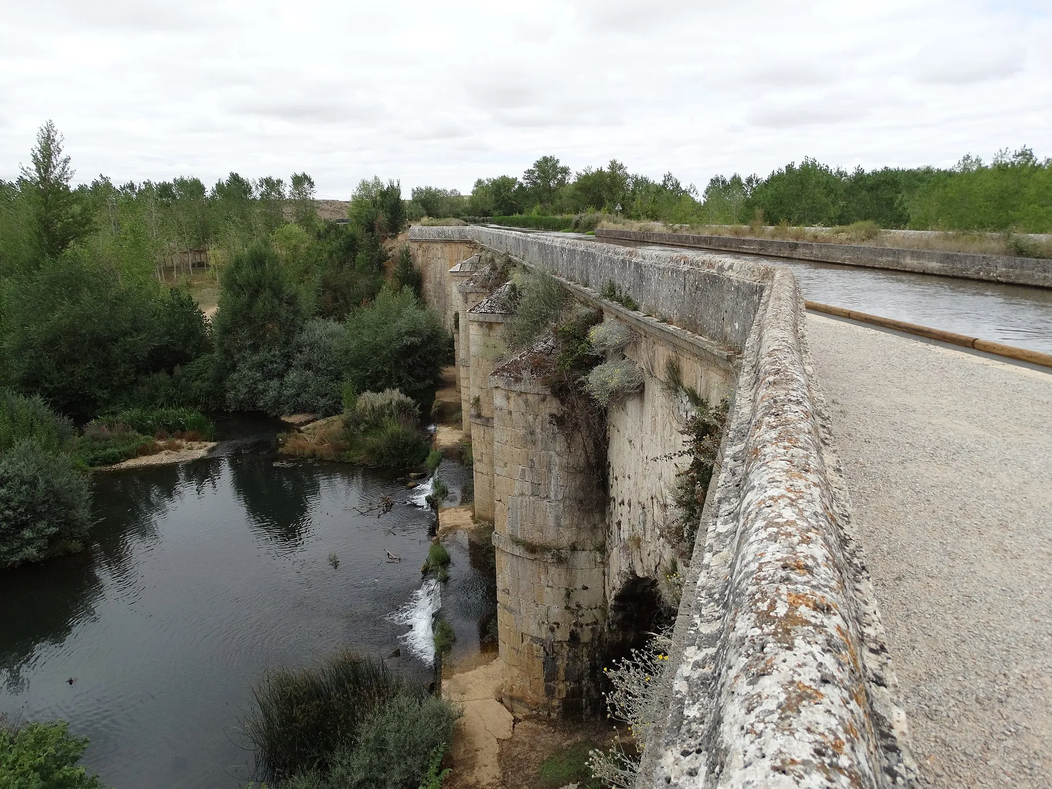 Photo showing: Acueducto de Abánades sobre el río Valdavia.