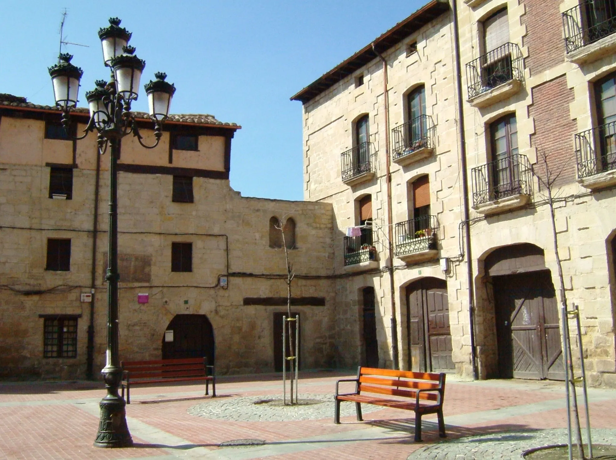 Photo showing: Vista del casco histórico de Miranda de Ebro. Los edificios de la derecha corresponden a los construidos a partir de 1875 en la nave principal de la iglesia de San Juan. Los dos arquillos corresponde, probablemente, a la casa del concejo.