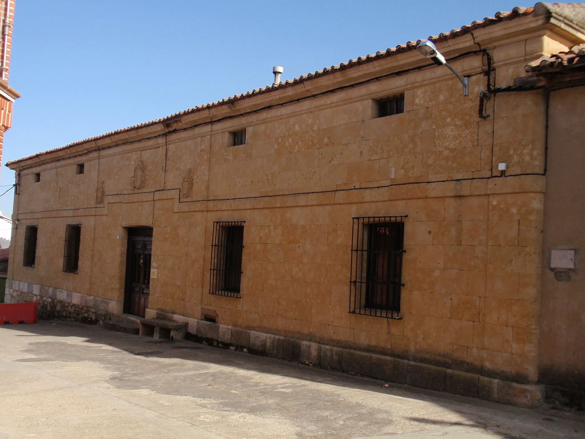 Photo showing: Palacio del Obispo de Luelmo y Pinto en la Calle el Cortinal de Morales del Vino (Zamora). Siglo XVIII, piedra mollar (arenisca de Villamayor)
