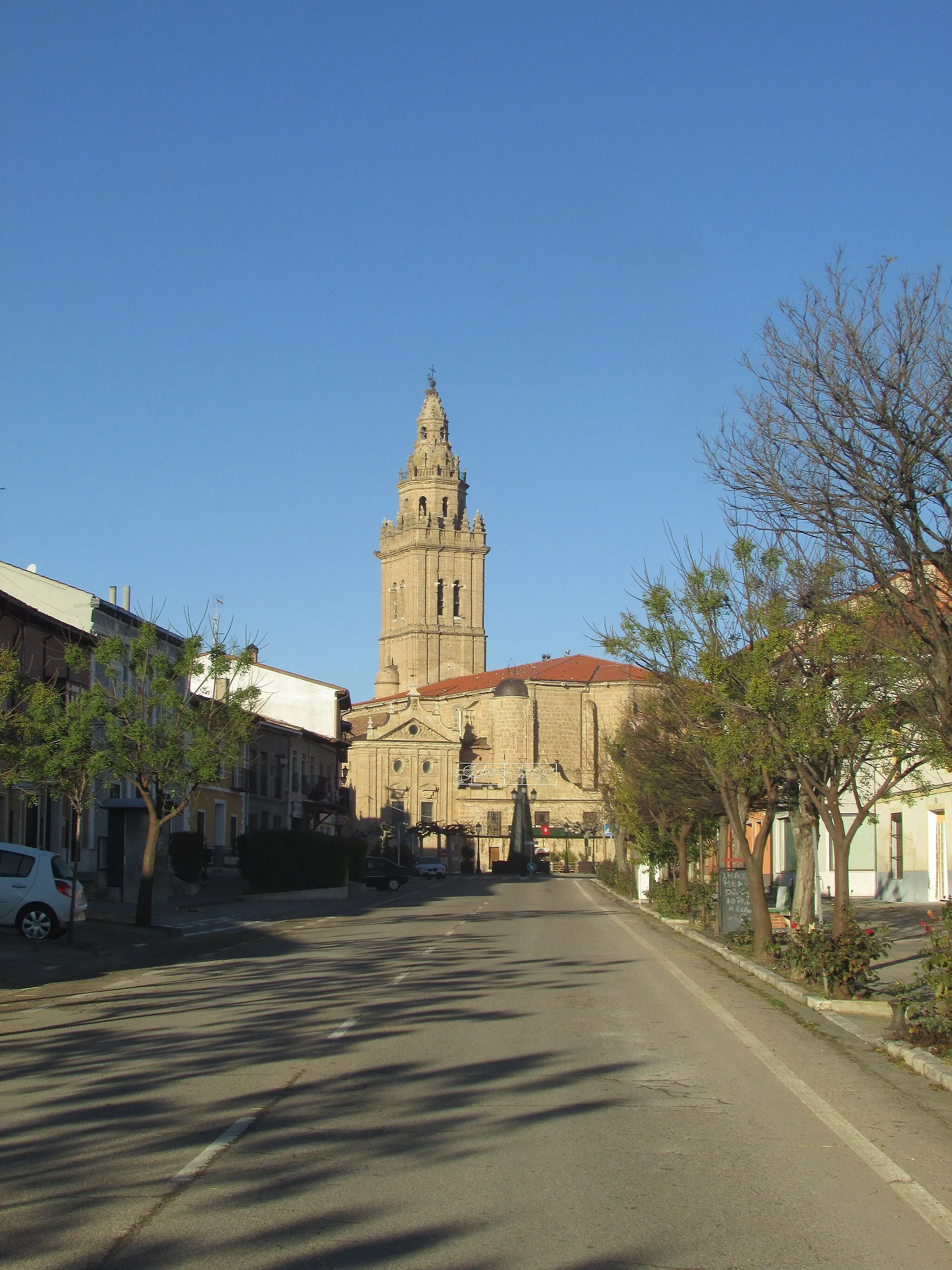 Photo showing: Looking along Calle González Pisador towards the Church of Saints Juanes (Parroquia de los Santos Juanes) in the village of Nava del Rey, Castile and León, Spain.