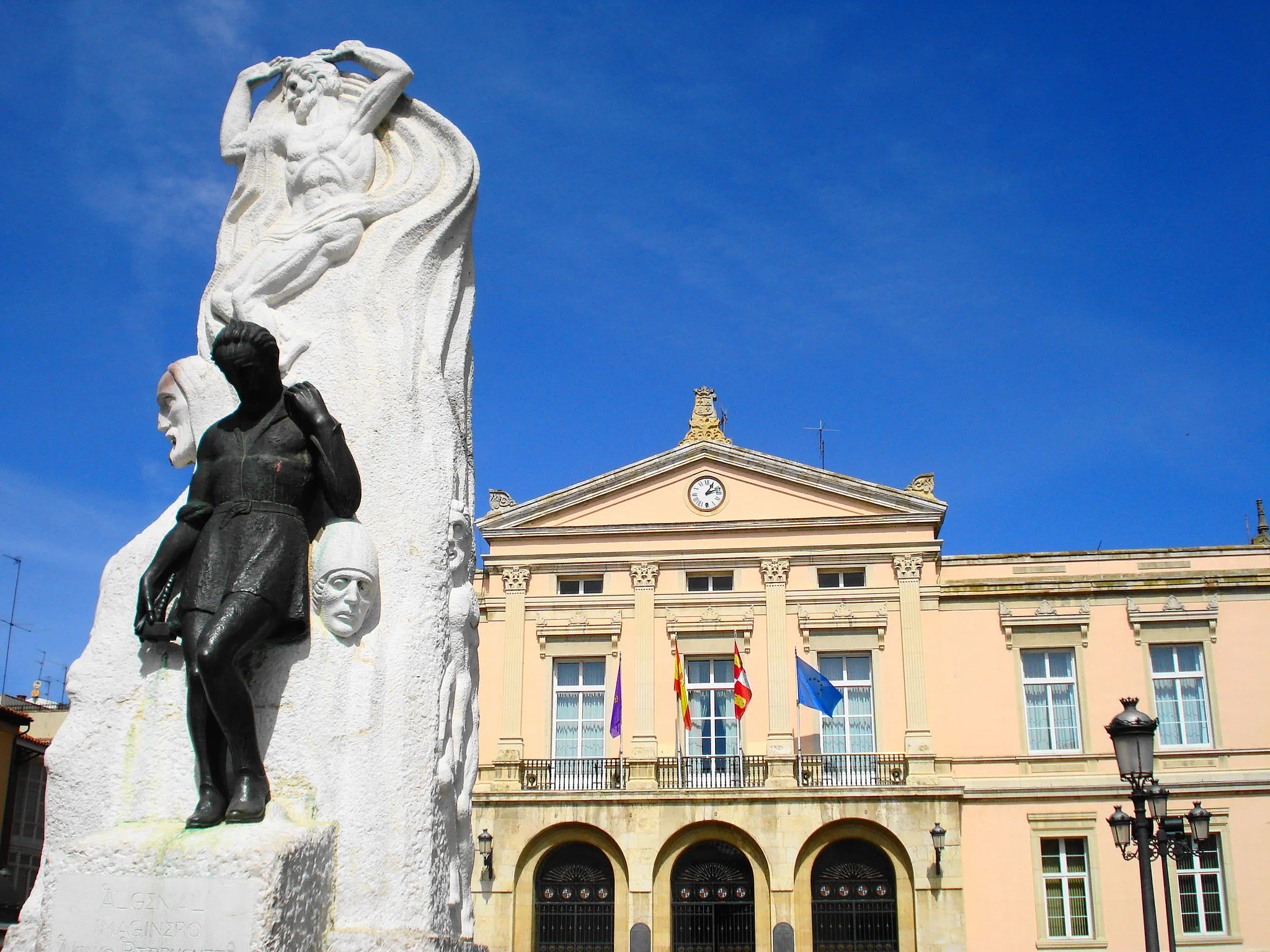 Photo showing: Monumento a Berruguete y Plaza Mayor de Palencia (Castilla y León).